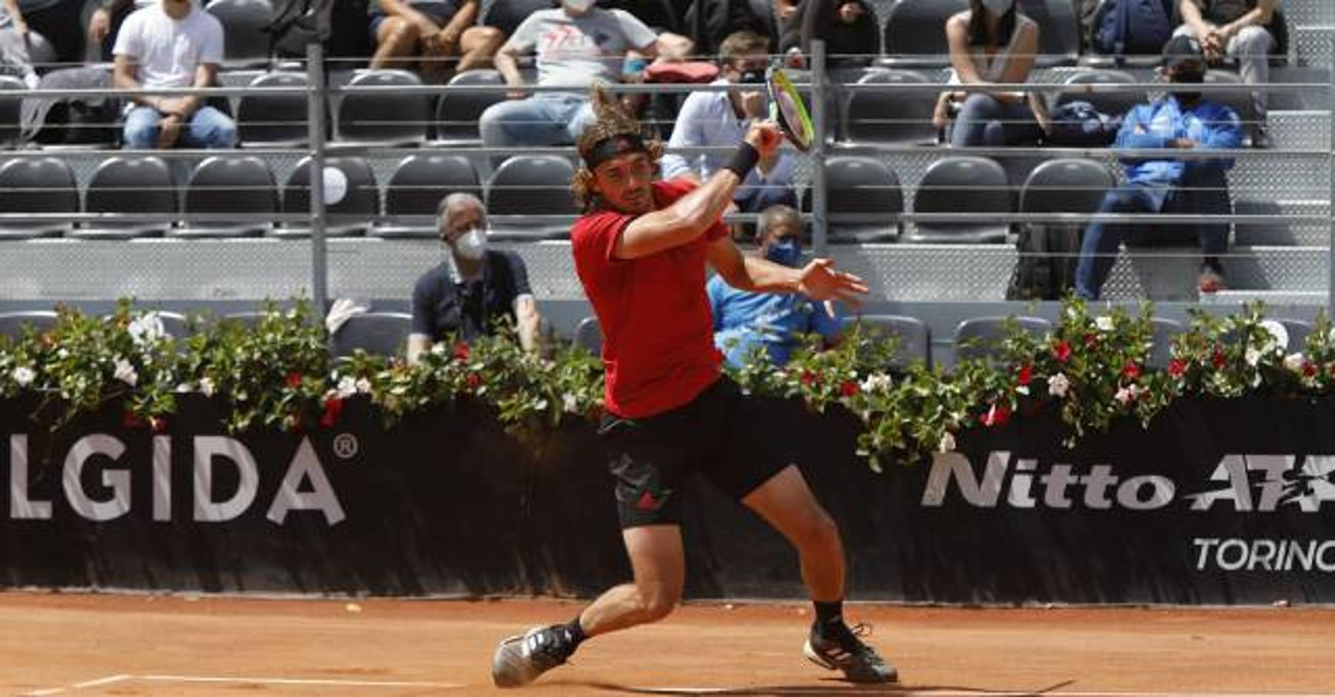 Stefanos Tsitsipas em ação contra Matteo Berrettini em Roma