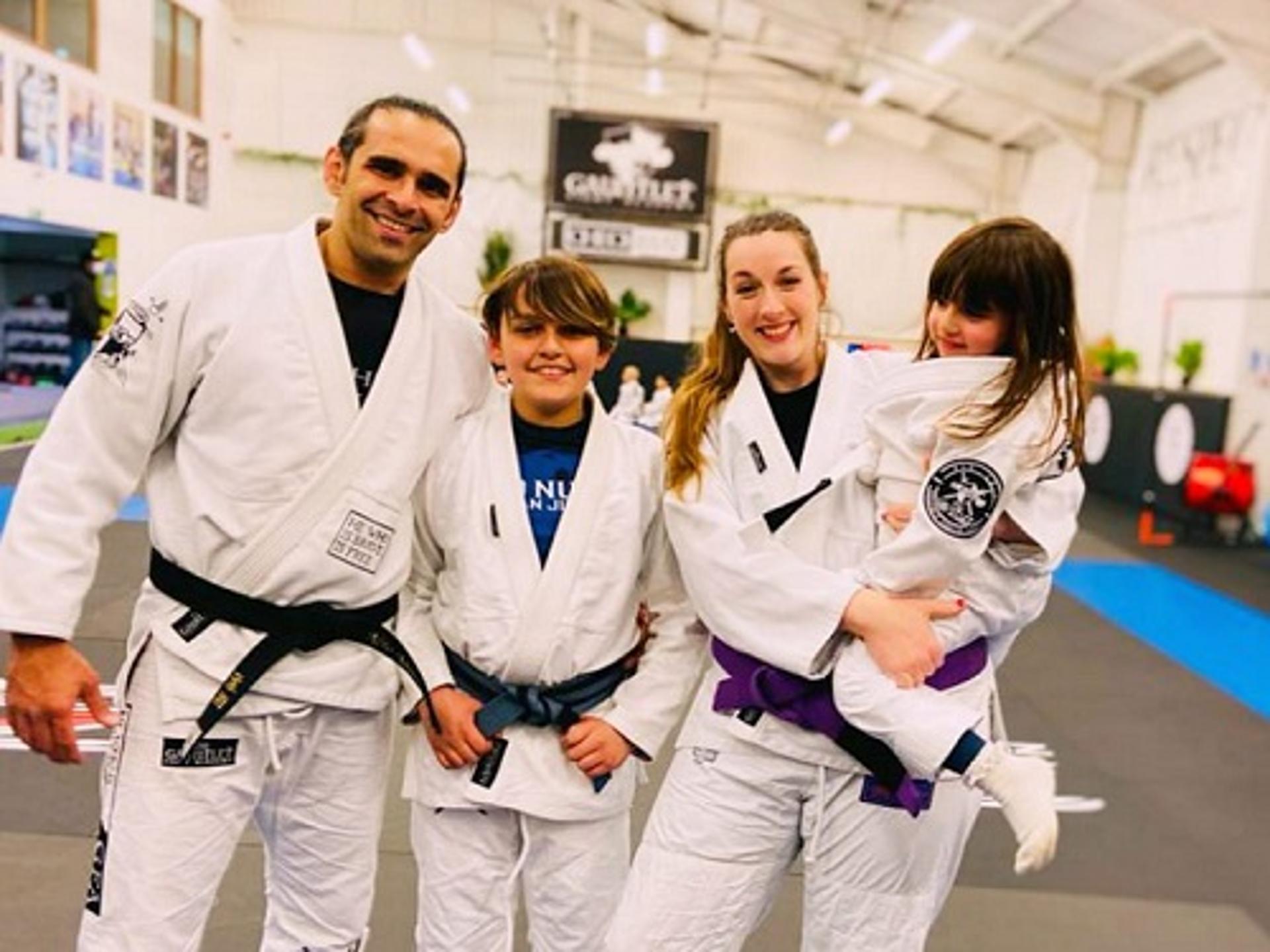 Neto e sua família na academia em Londres, na Inglaterra (Foto: Arquivo Pessoal)