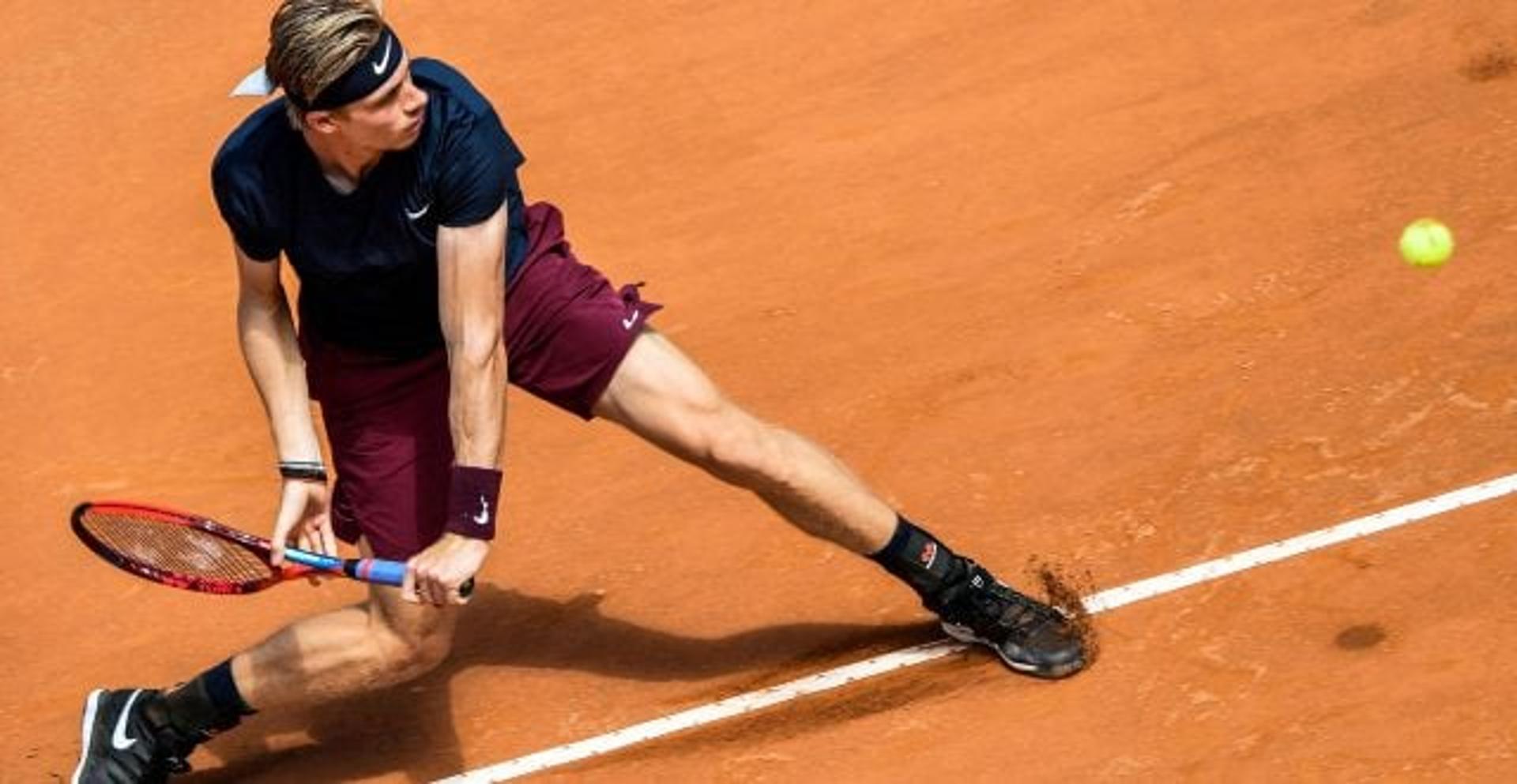 Denis Shapovalov em ação contra Rafael Nadal em Roma