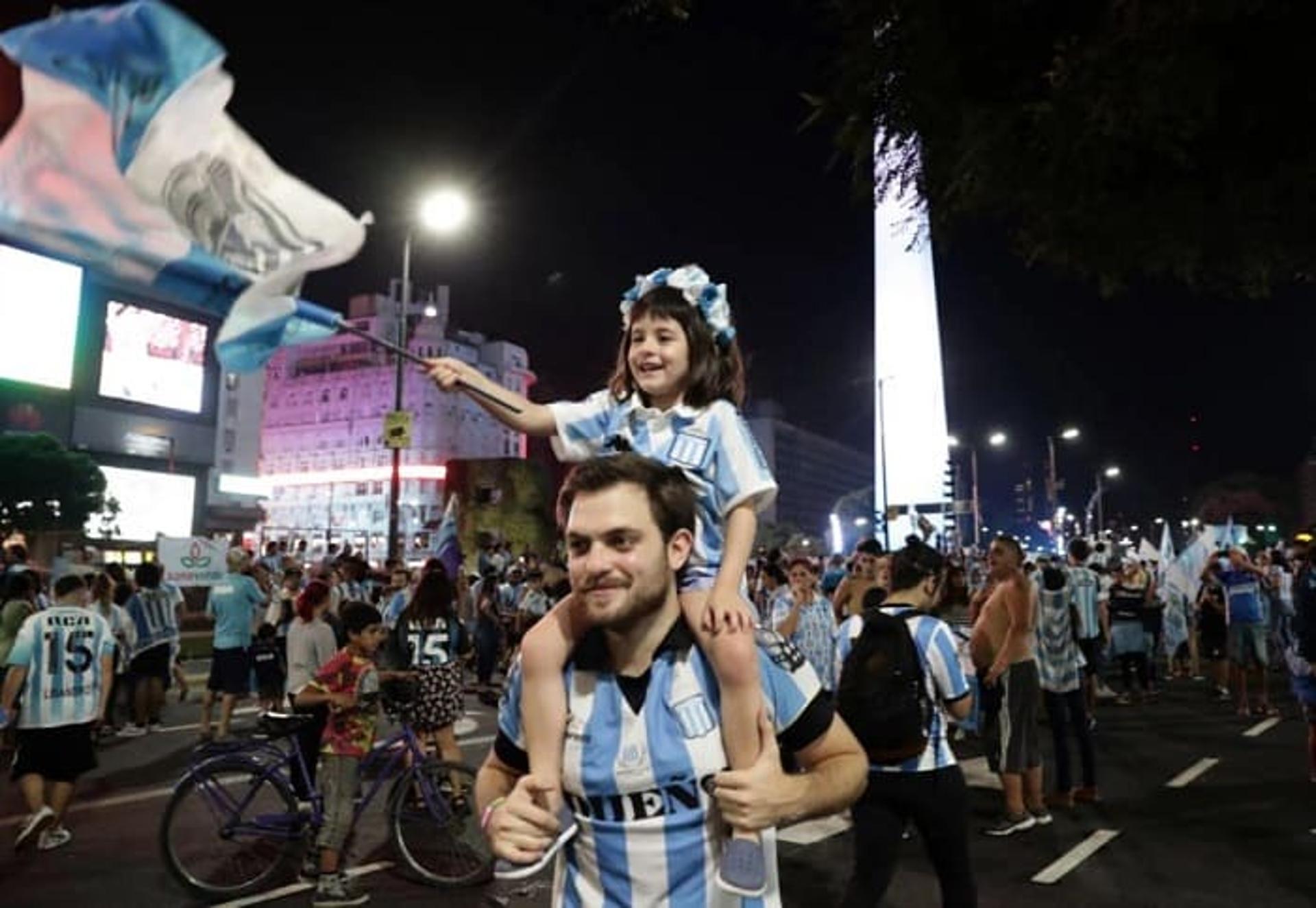 Torcedor do Racing e criança comemoram título do Campeonato Argentino 2018/2019