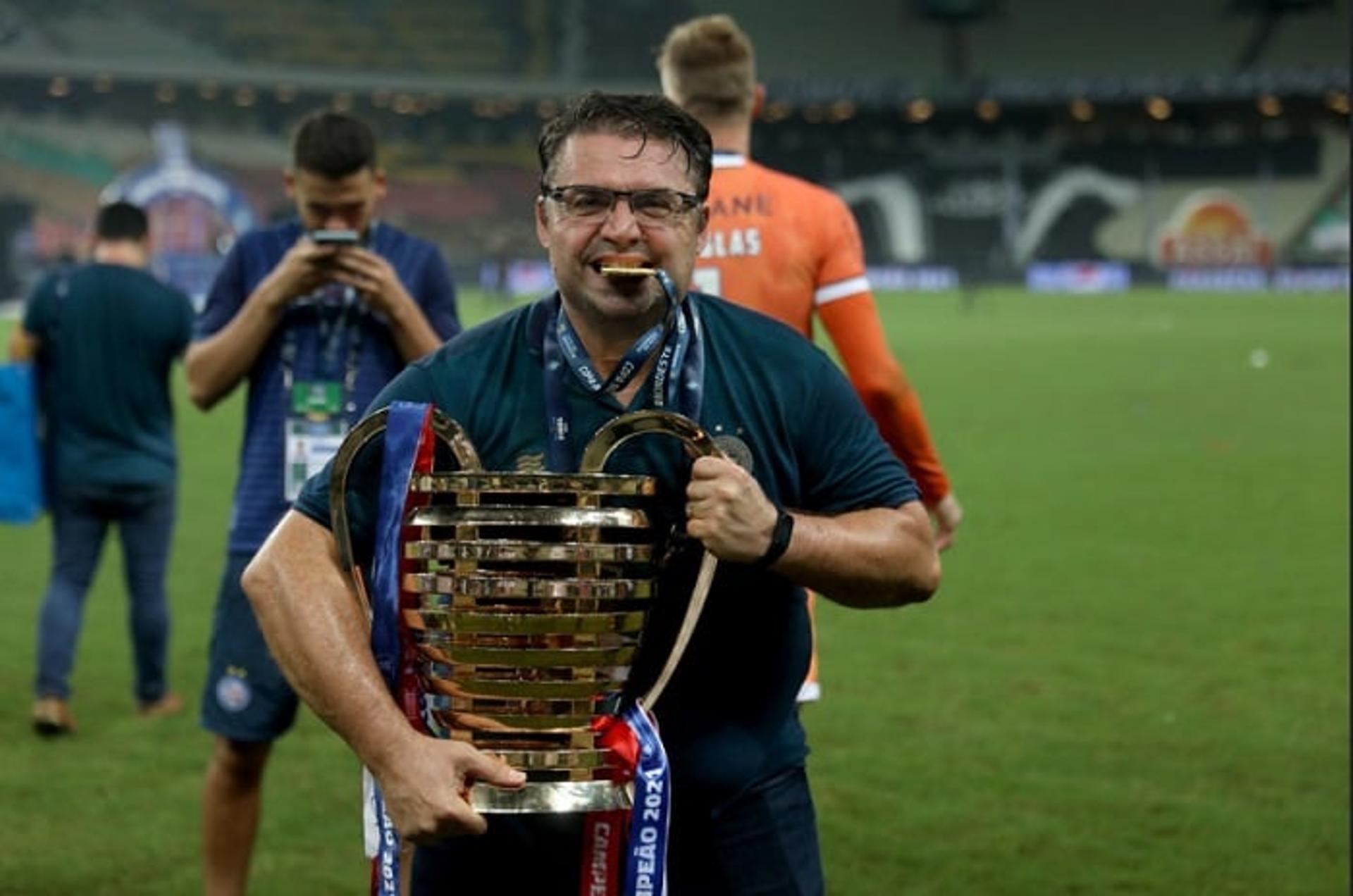 Junior Chávare levantando a taça da Copa do Nordeste