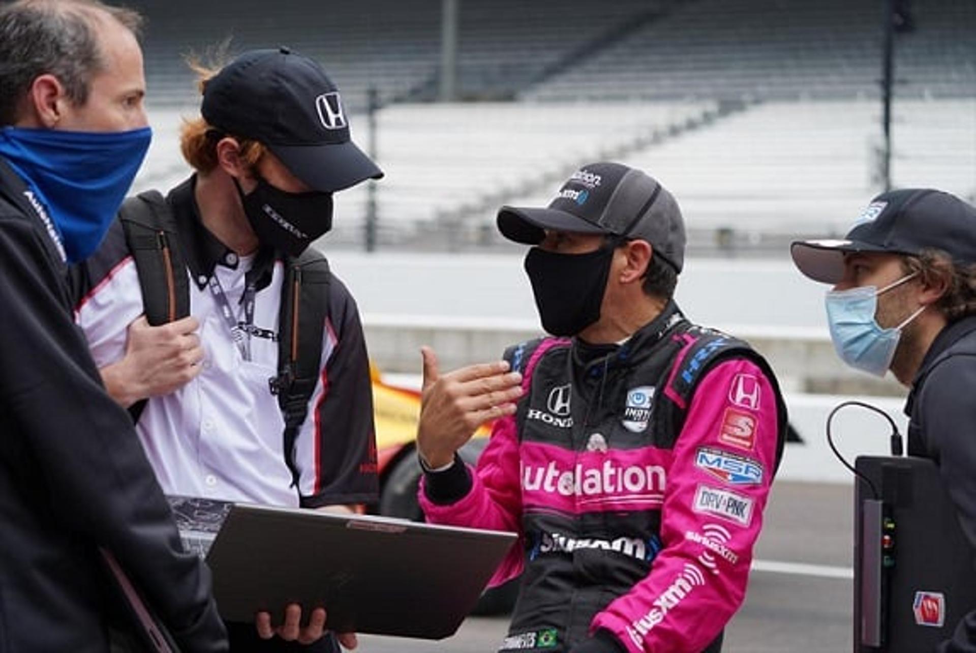 Helio Castroneves em reunião com os engenheiros da Honda (Foto: Divulgação)