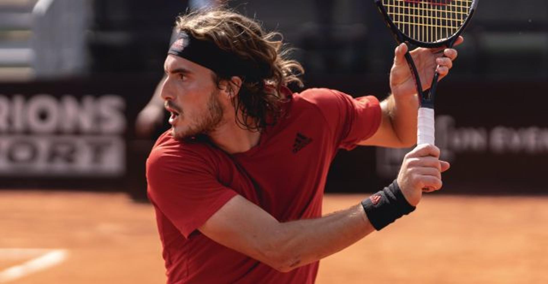 Stefanos Tsitsipas em ação no ATP 250 de Lyon