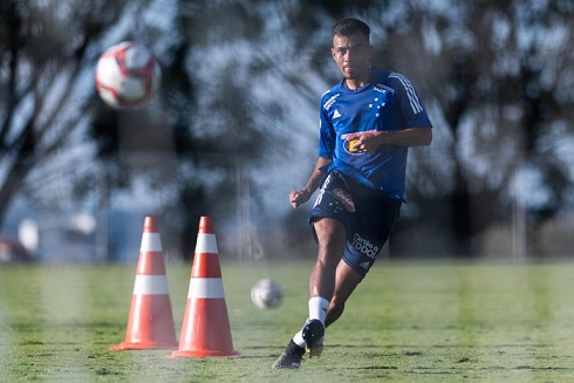 O jogador chegou com prestígio, mas não teve como mostrar seu jogo na Raposa