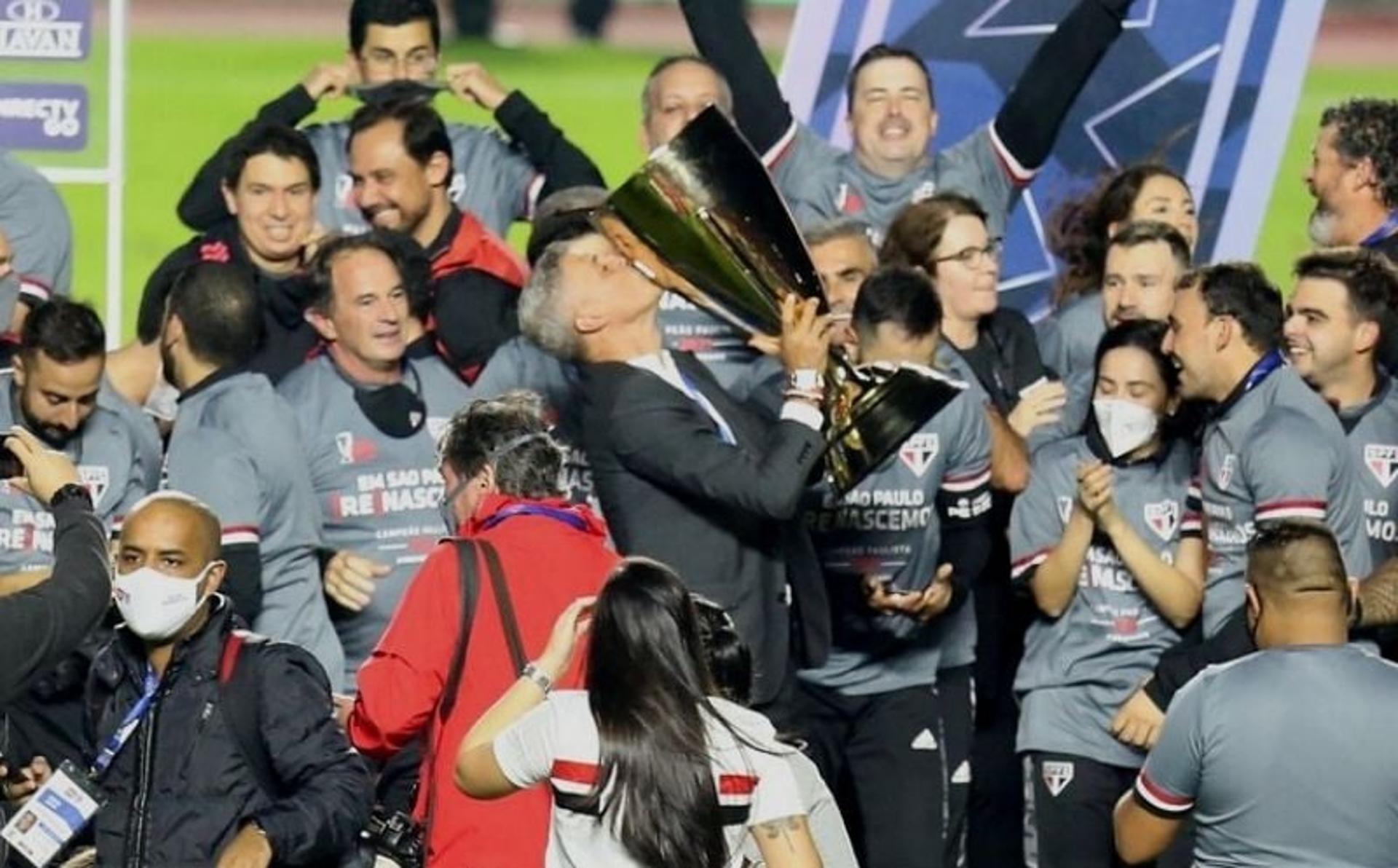 Crespo beija a taça do Campeonato Paulista