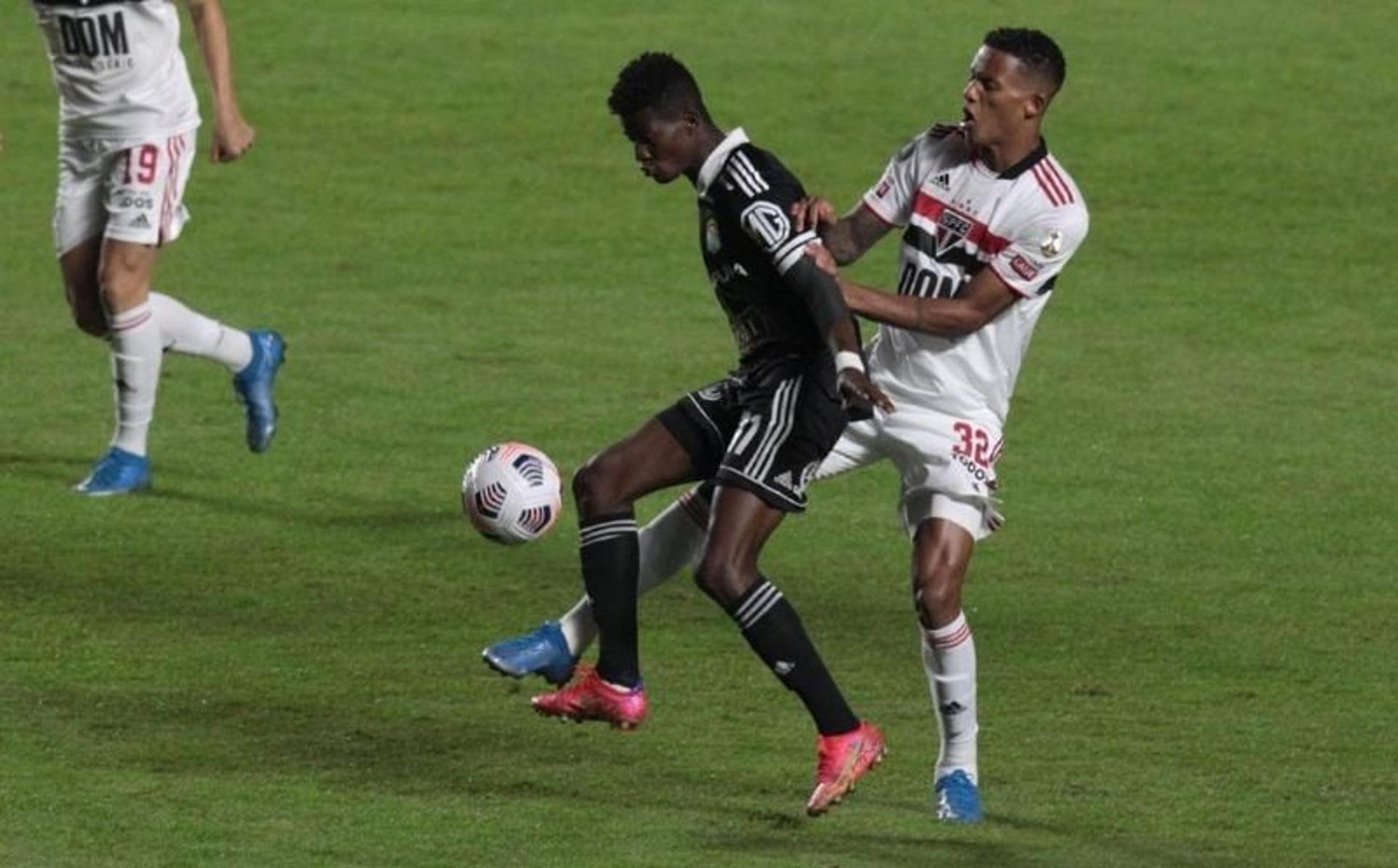 Rodrigo Freitas durante jogo contra o Sporting Cristal