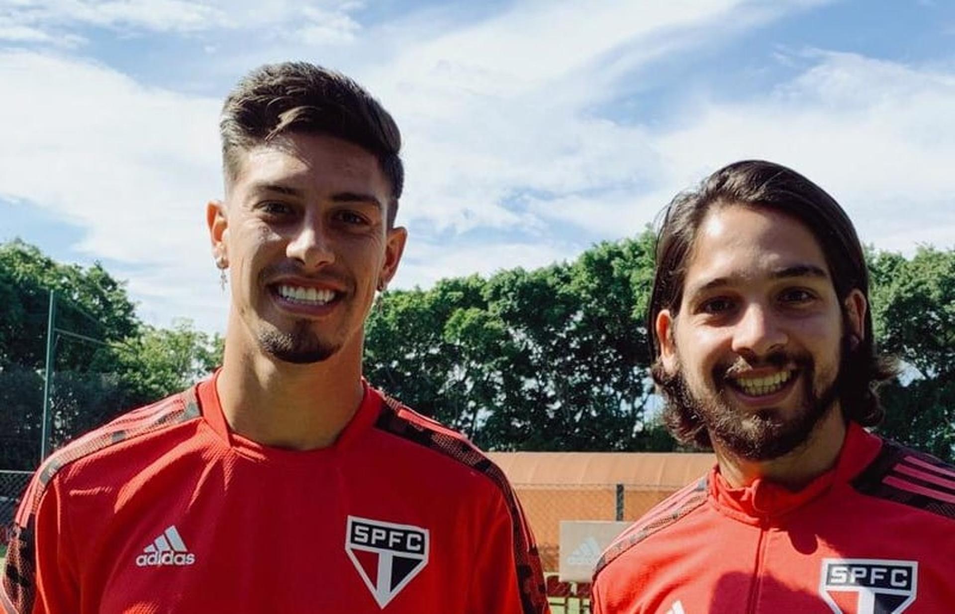 Rigoni e Benítez se reencontram no CT da Barra Funda