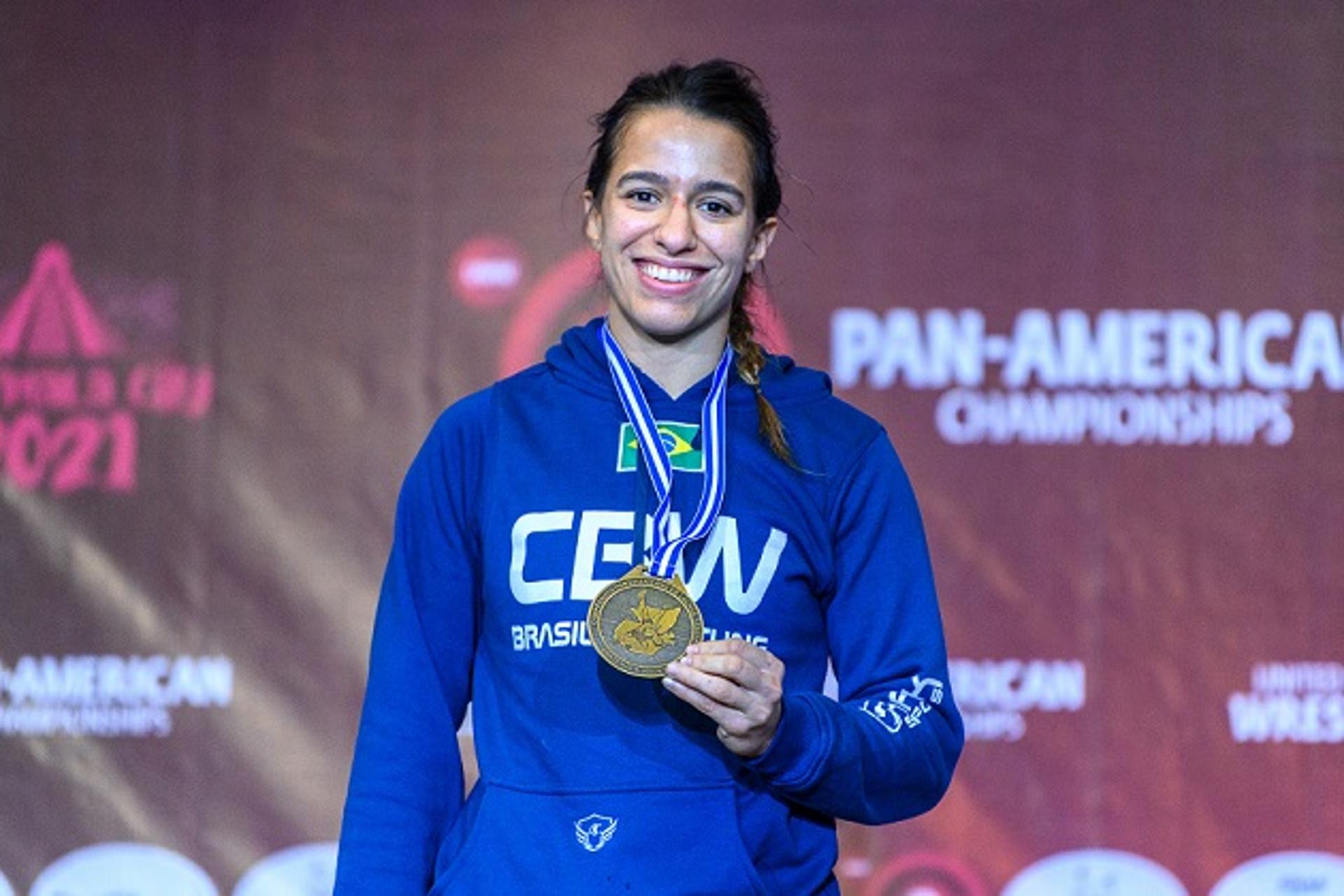 Giullia Penalber com medalha de ouro (Foto: Tony Rotundo /UWW)