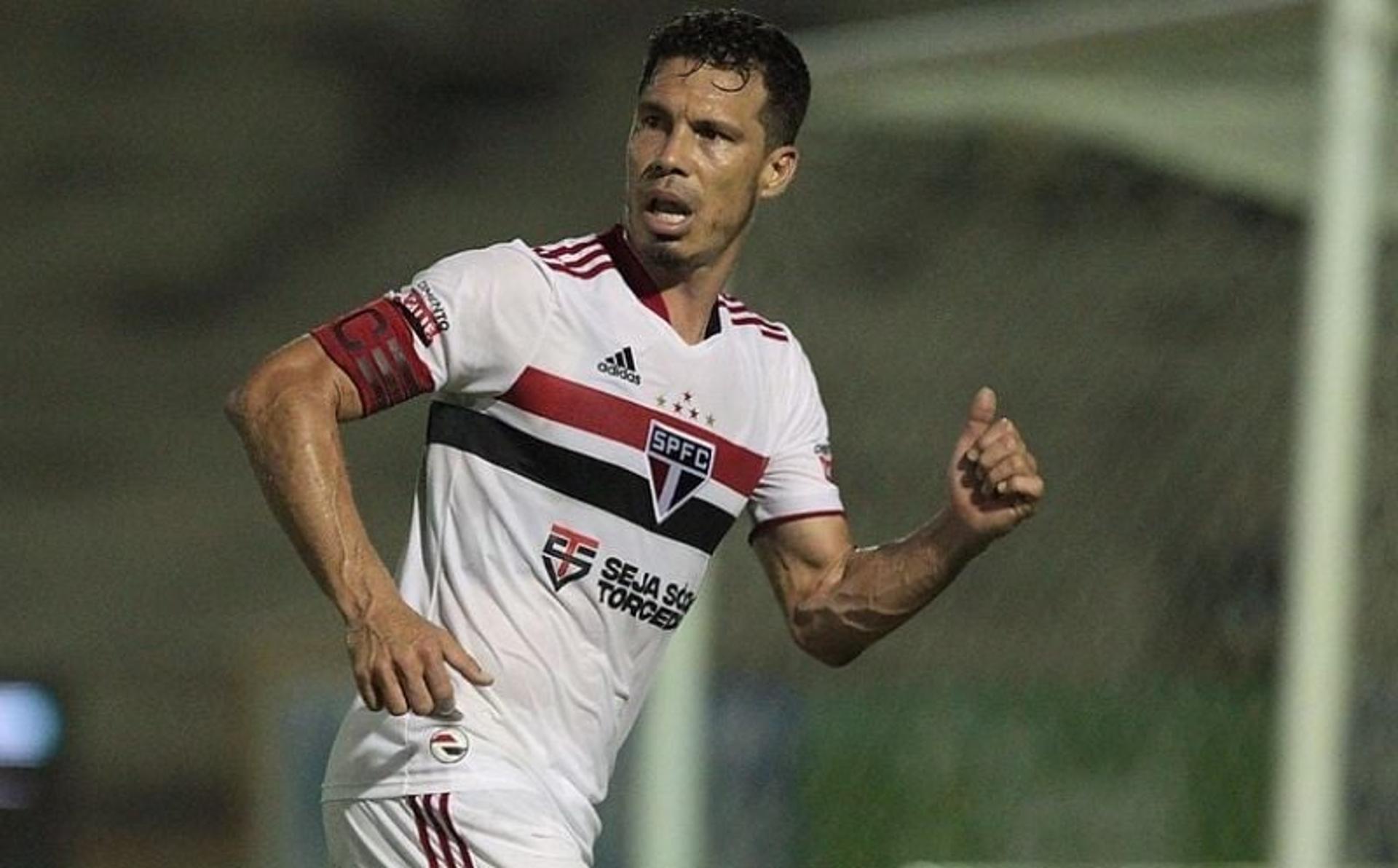 Hernanes durante derrota do São Paulo contra o 4 de Julho