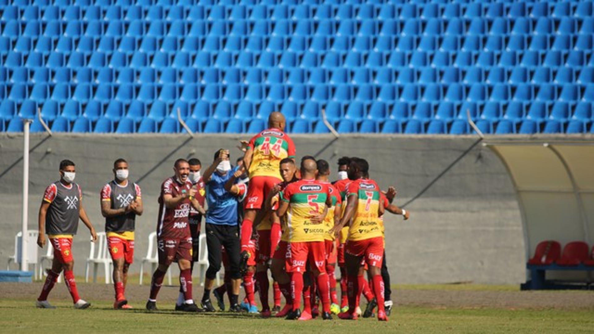 Jogadores do Brusque comemoram gol