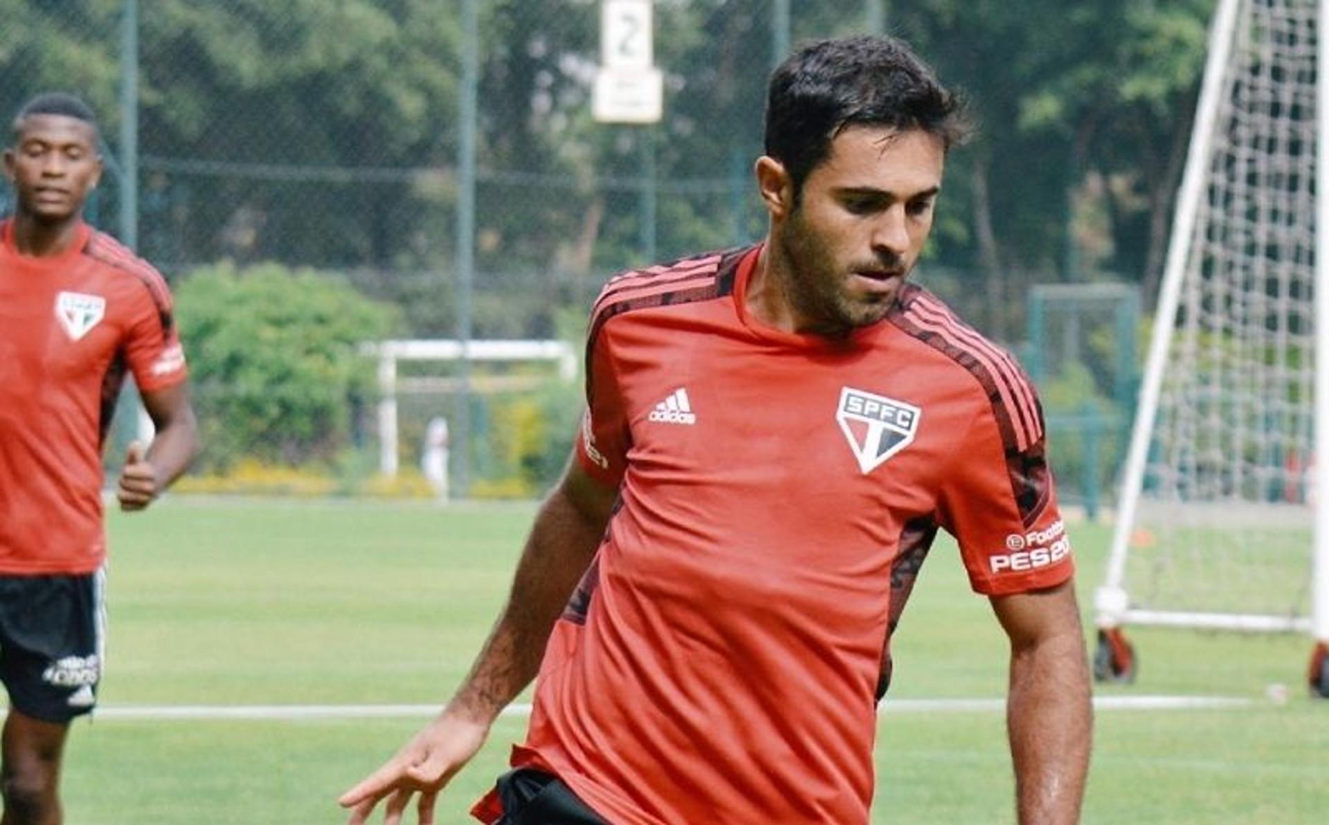 Eder durante treino do São Paulo