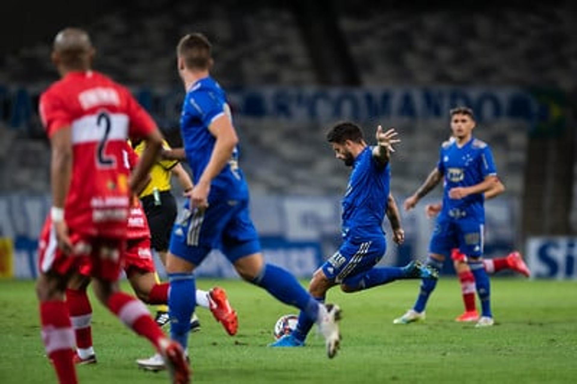 Rafael Sobis reclamou de ter sido retirado do jogo, afirmando que estava bem em campo