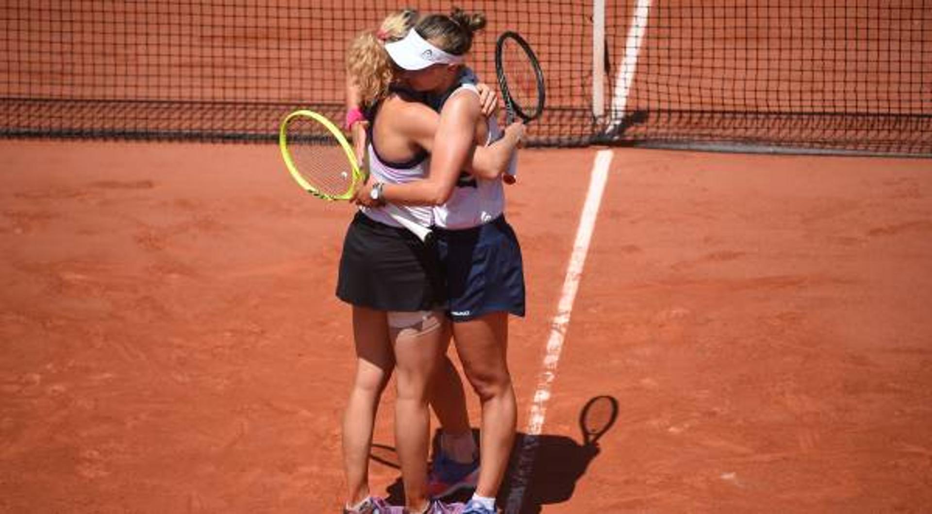 Katerina Siniakova e Barbora Krejcikova celebram ida à final em Roland Garros