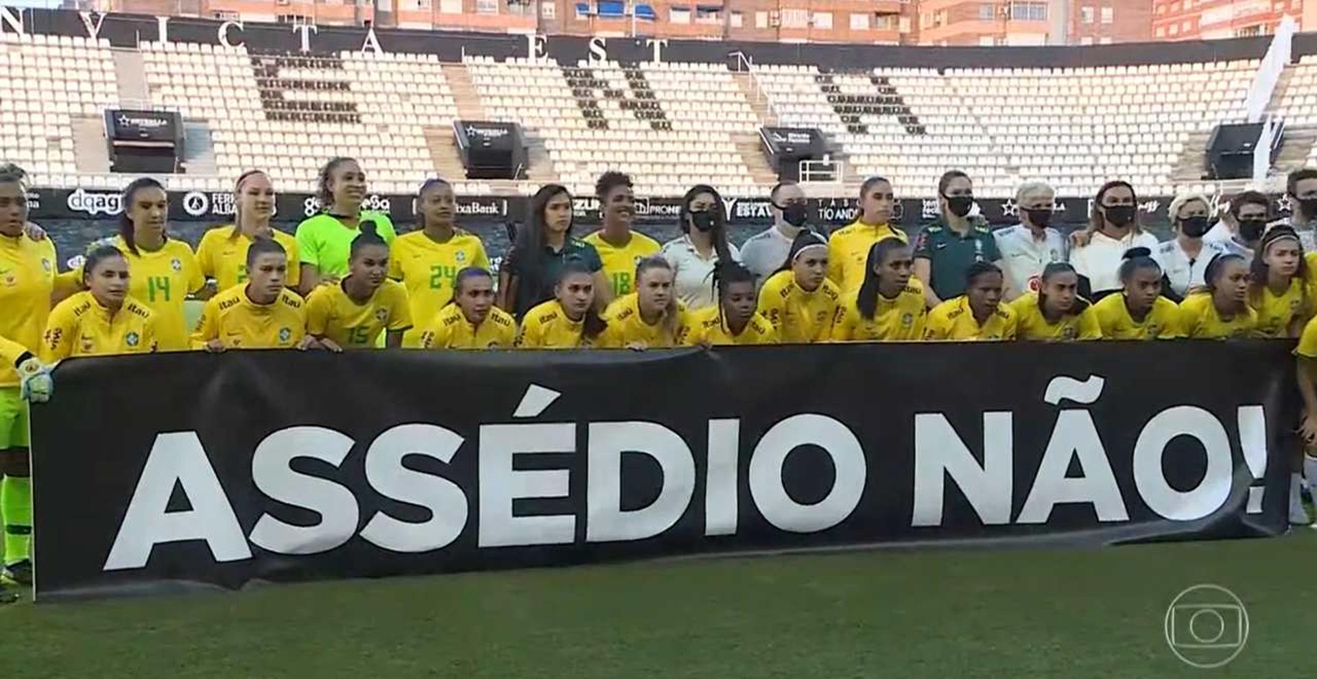 Jogadoras da Seleção, em amistoso com a Rússia, protestam sobre acusação de assédio na CBF