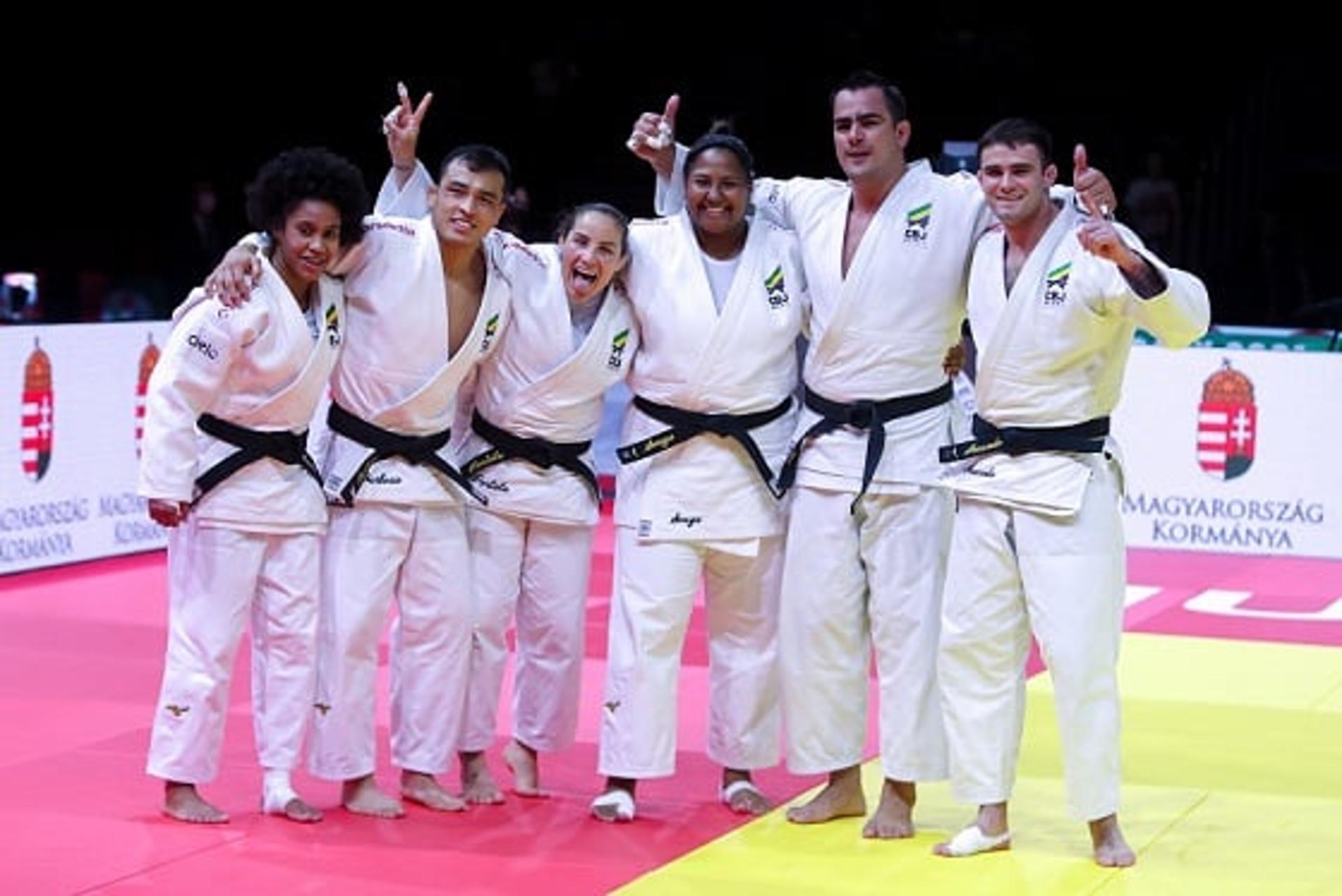 Equipe brasileira comemora vitória sobre a Rússia e medalha de bronze Foto: Gabi Juan/CBJ