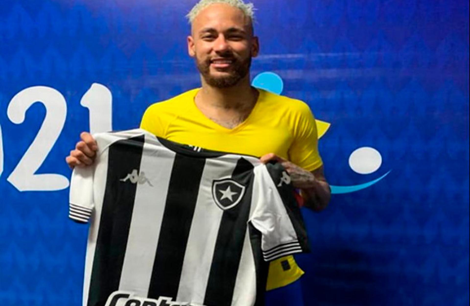 Neymar segurando a camisa do Botafogo