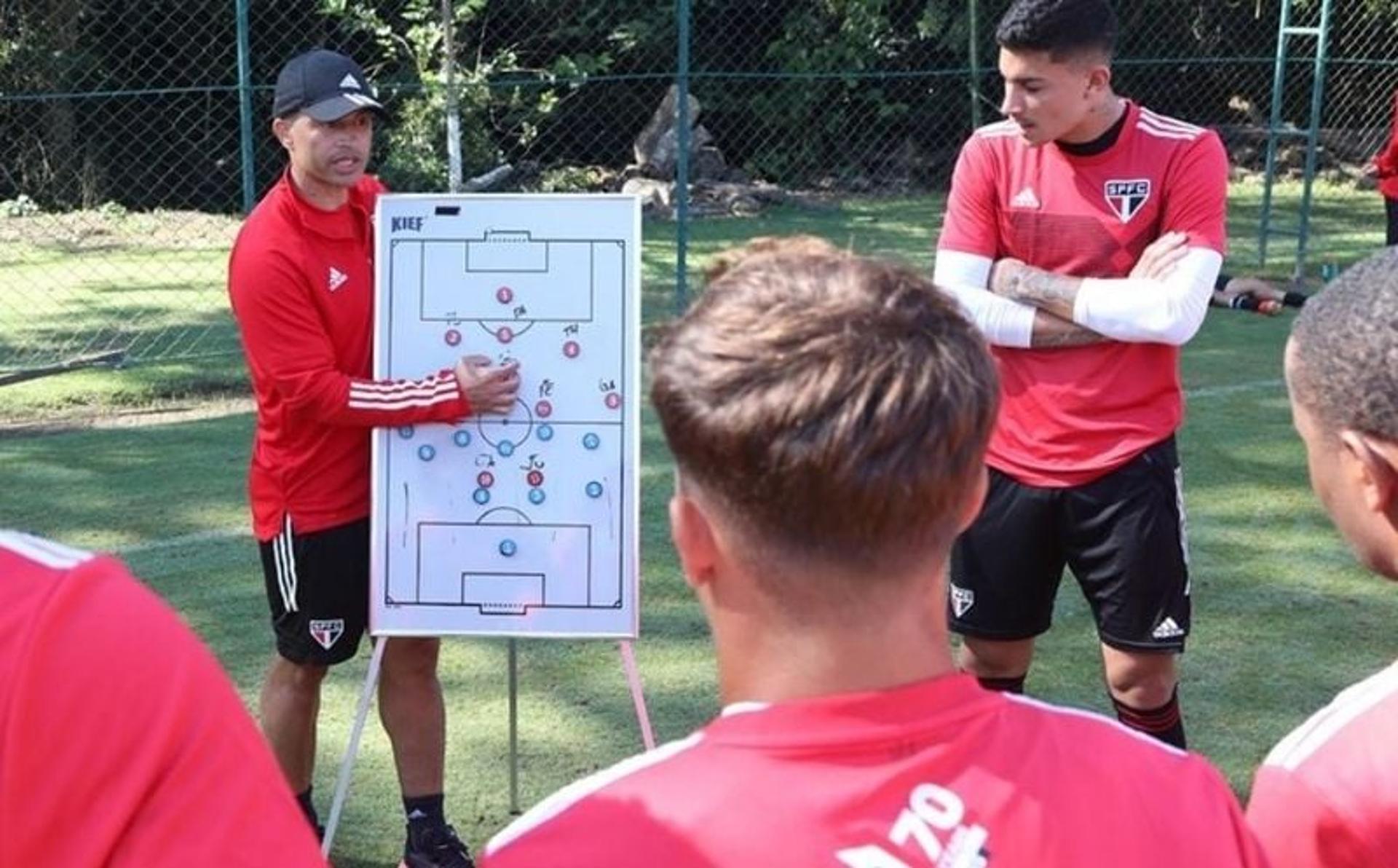 Alex em treinamento do sub-20 do São Paulo