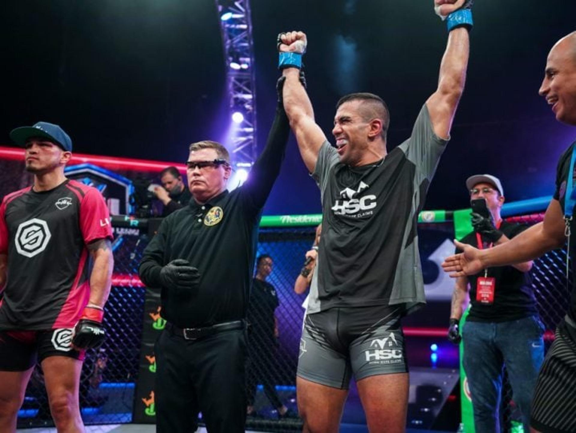 Brasileiro Raush Manfio venceu Pettis por decisão dividida no co-main event (Foto Cooper Neill / PFL)