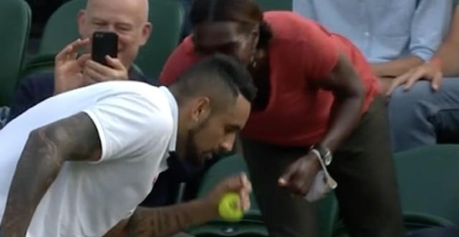 Nick Kyrgios com torcedora