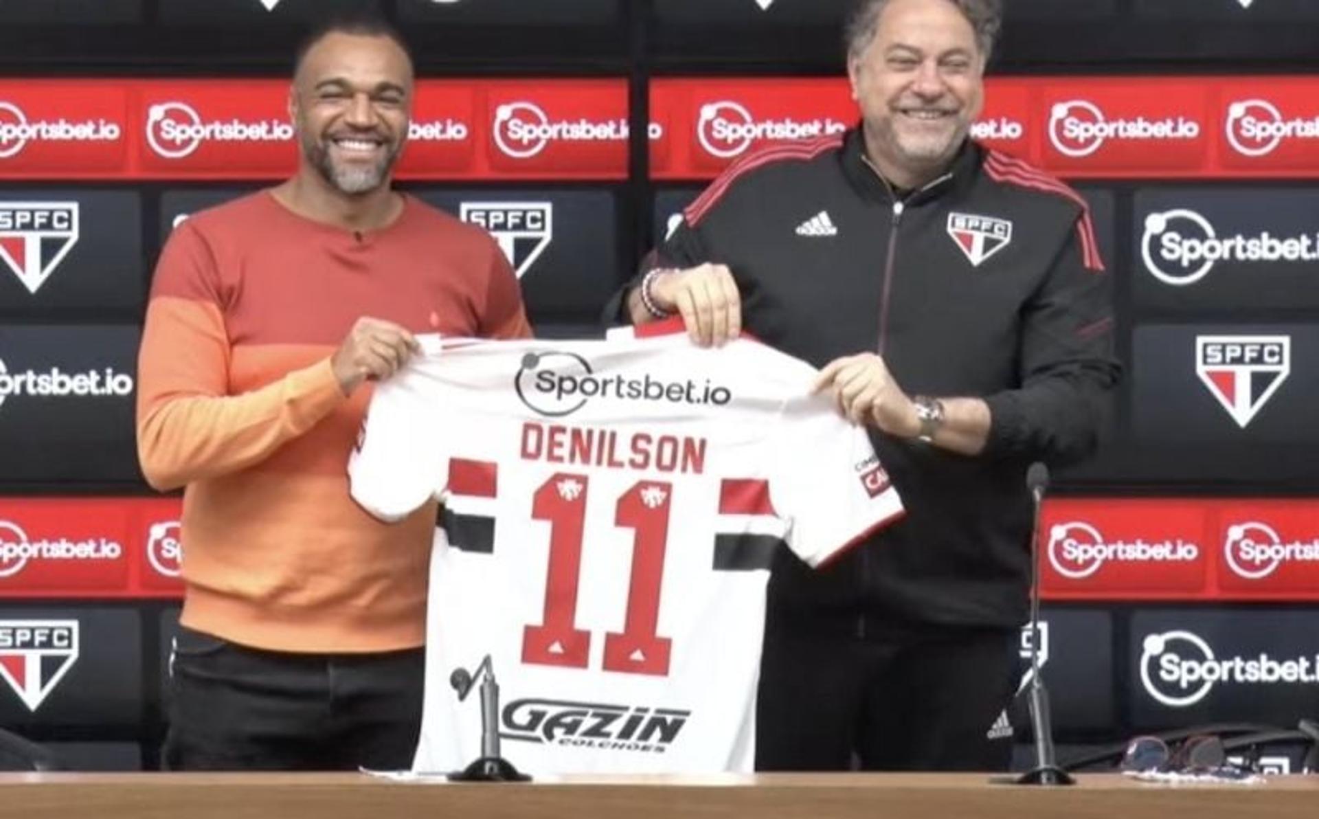 Casares e Denílson apresentam uniforme com Sportsbet.io como patrocinador máster