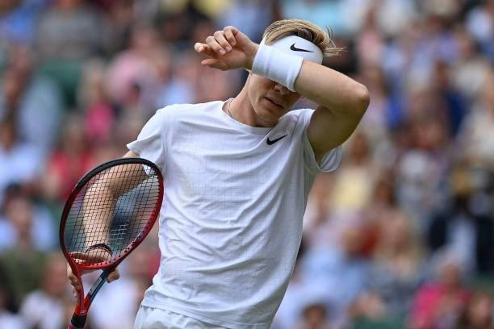 Shapovalov lamenta jogada em Wimbledon