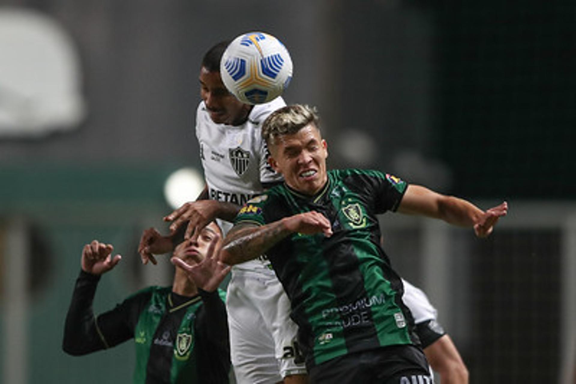 O clássico teve o Coelho mais dominante na etapa inicial, enquanto o Galo se sobressaiu no segundo tempo