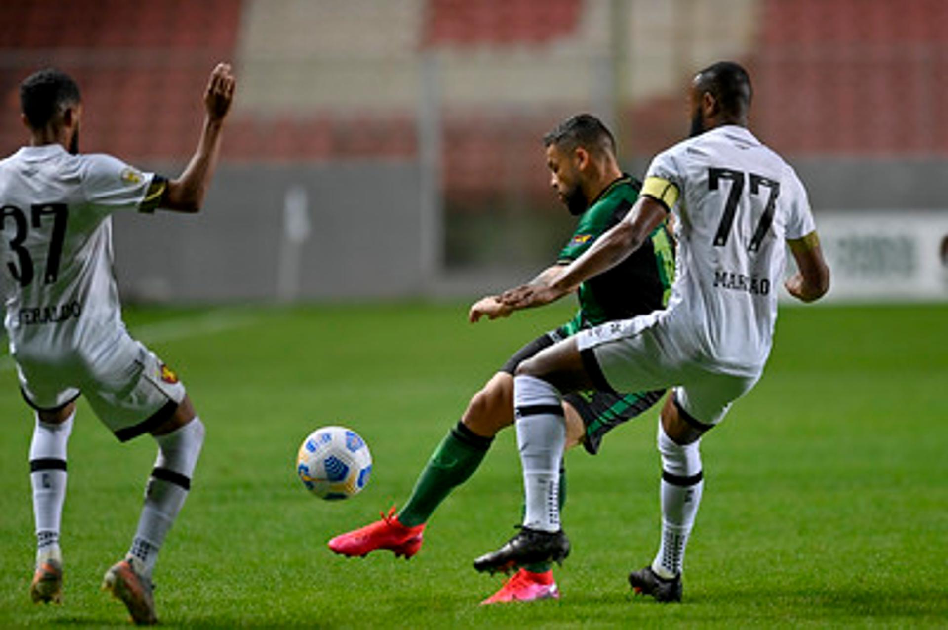 Coelho e Leão não tiveram uma noite de bom futebol no Horto, com poucas chances reais de gol