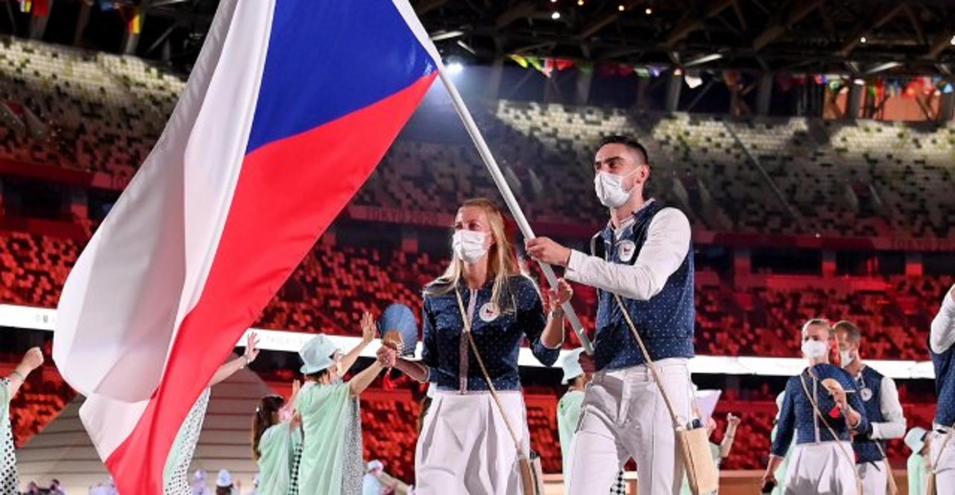 Petra Kvitova e Tomas Satoransky com a bandeira da República Tcheca