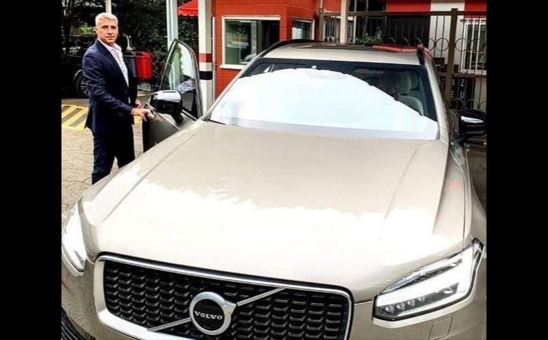 Crespo ao lado de seu carro da Volvo