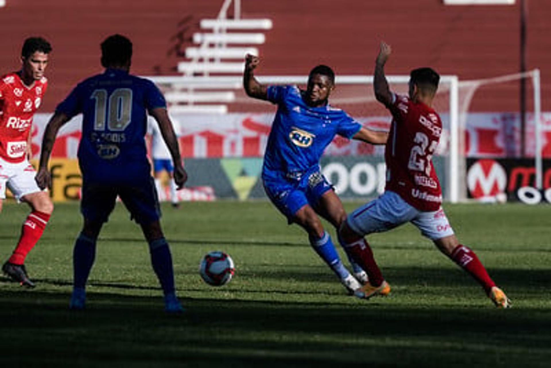 Mais uma vez o Cruzeiro teve  imensas dificuldades em fazer um jogo de qualidade na Série B