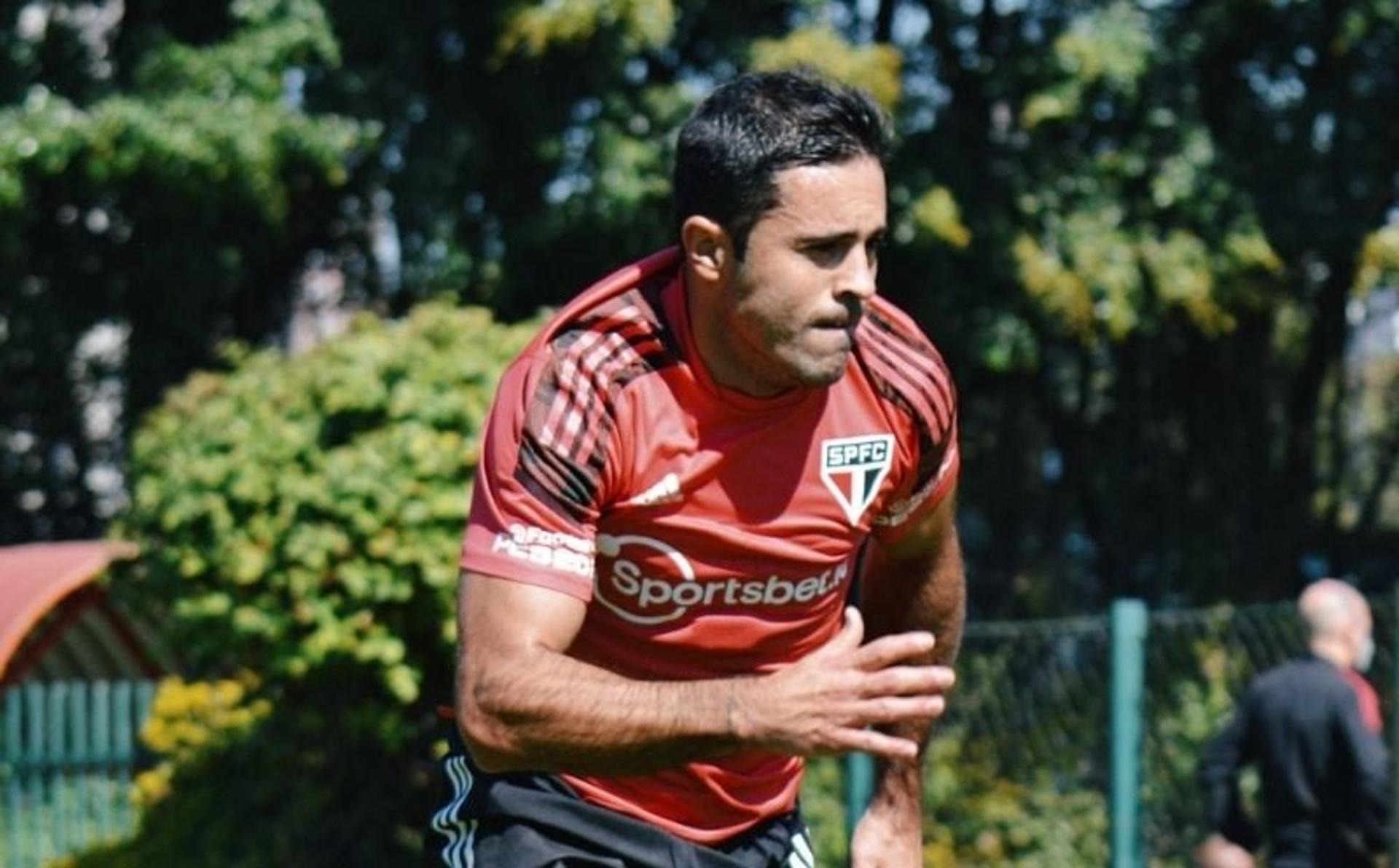 Eder durante treino do São Paulo