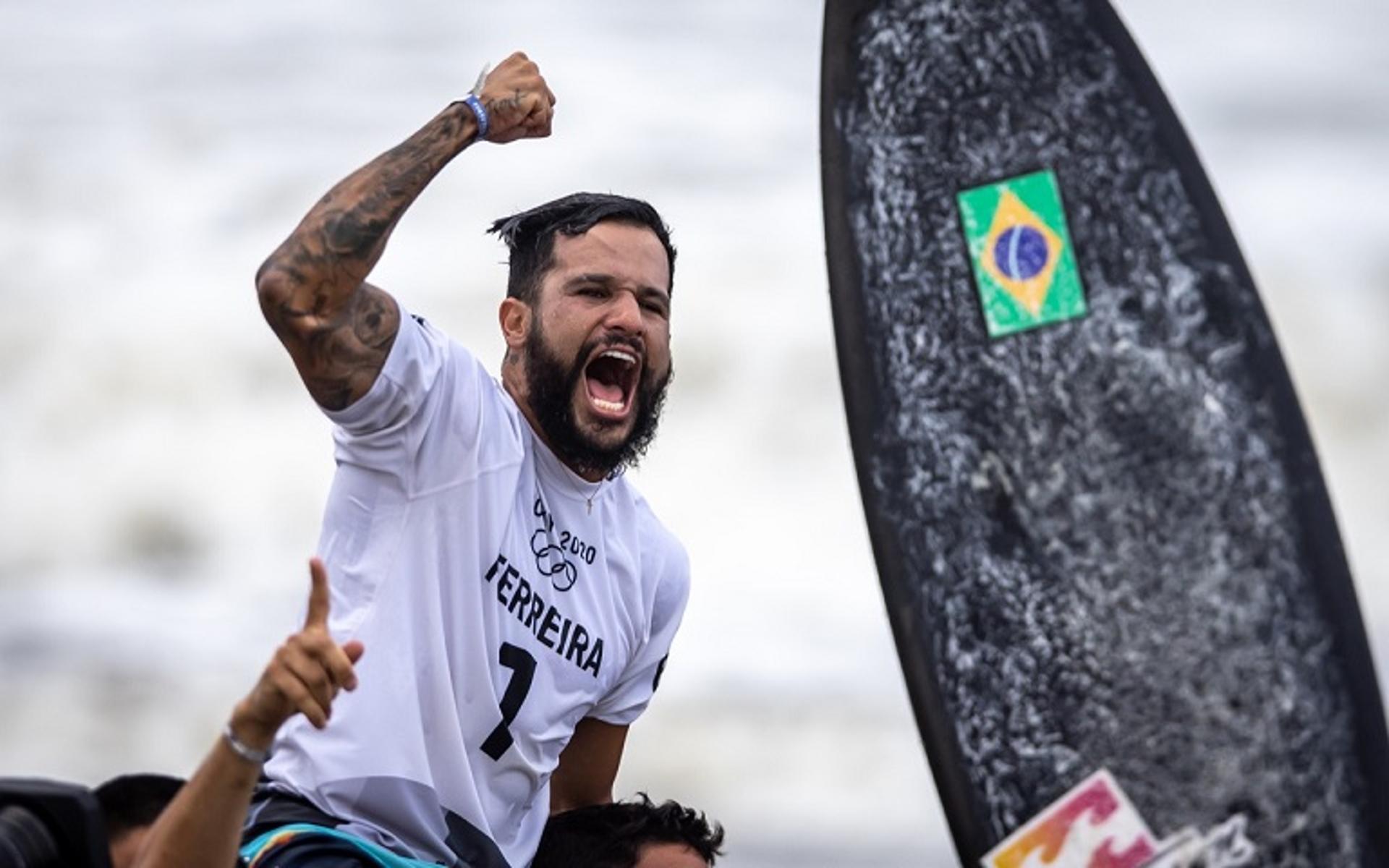 Italo Ferreira comemora a conquista olímpica em Tóquio (Foto: Jonne Roriz/COB)