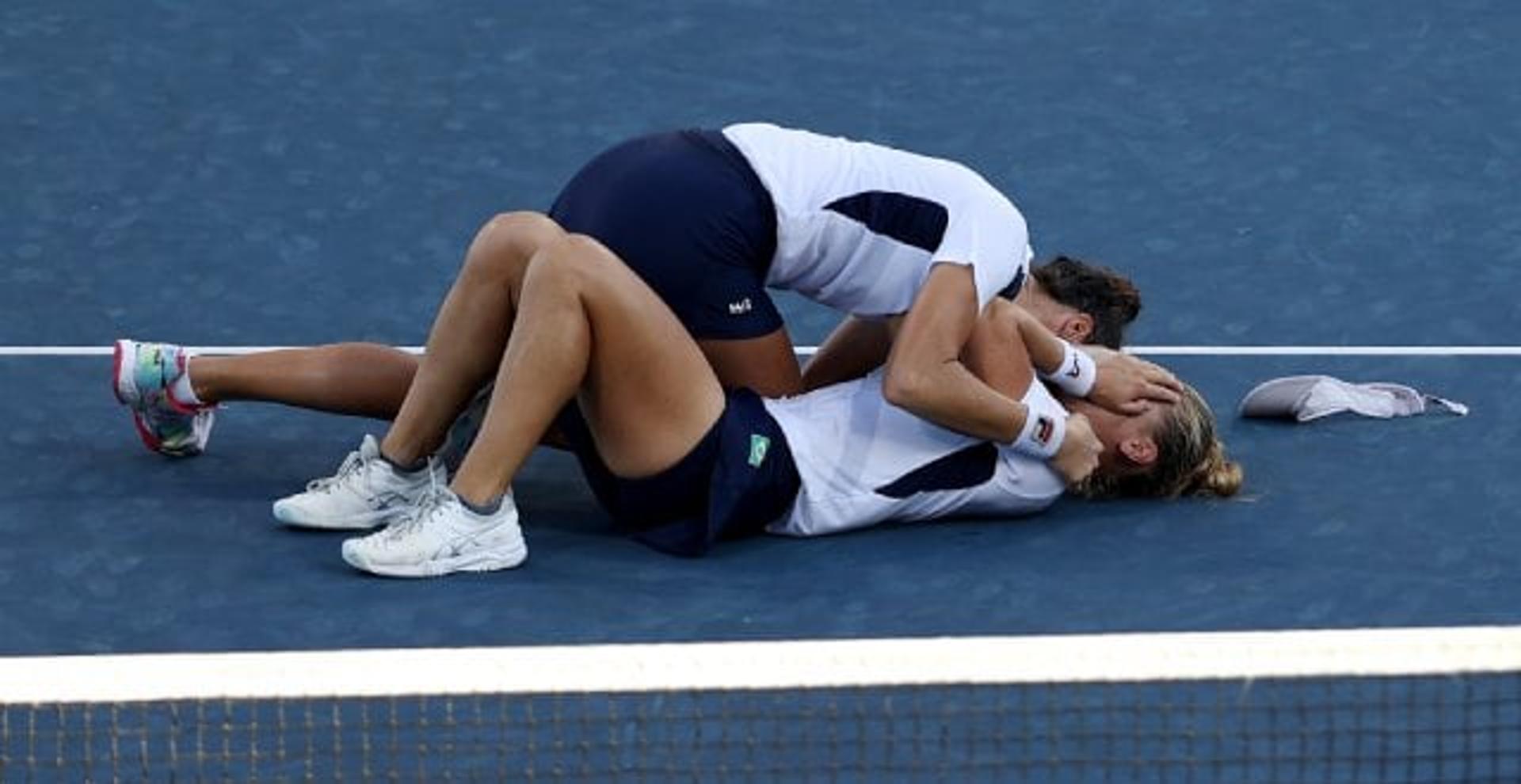 Luisa Stefani e Laura Pigossi se emocionam ao conquistar bronze em Tóquio