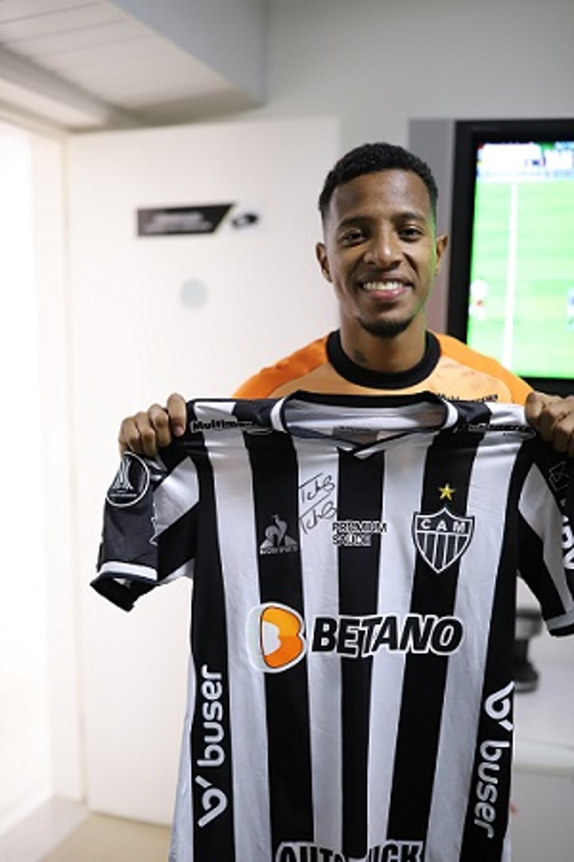 A camisa do meia Tchê Tchê, autografada pelo jogador, será uma das leiloadas pelo Instituto Galo