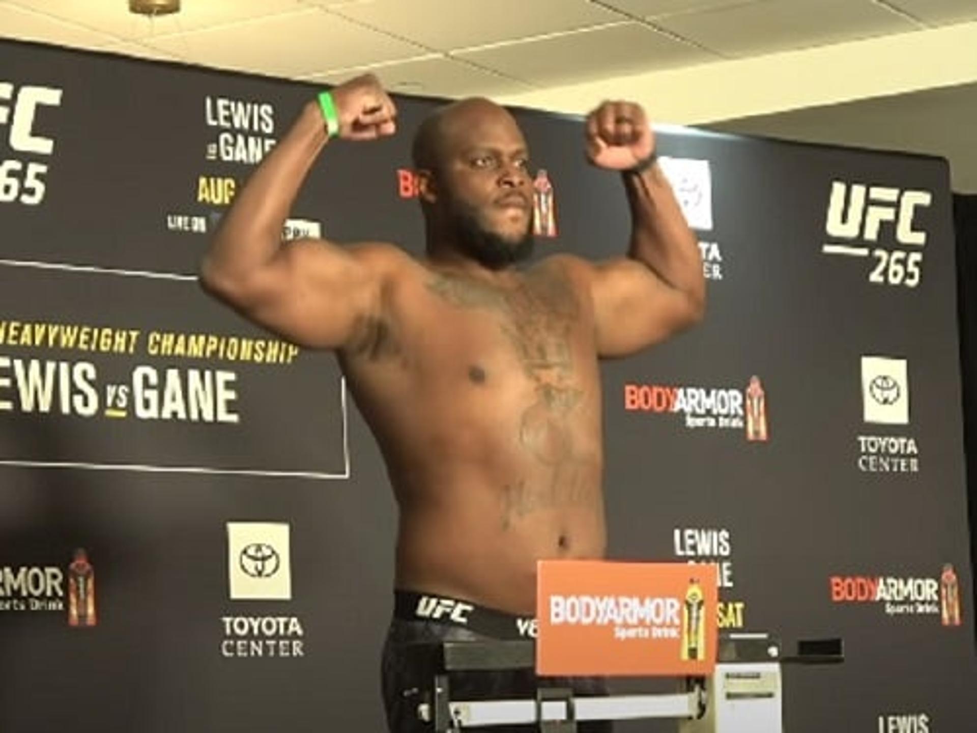 Lewis ficou 8kg mais pesado que Gané na pesagem oficial (Foto: Reprodução/YouTube)