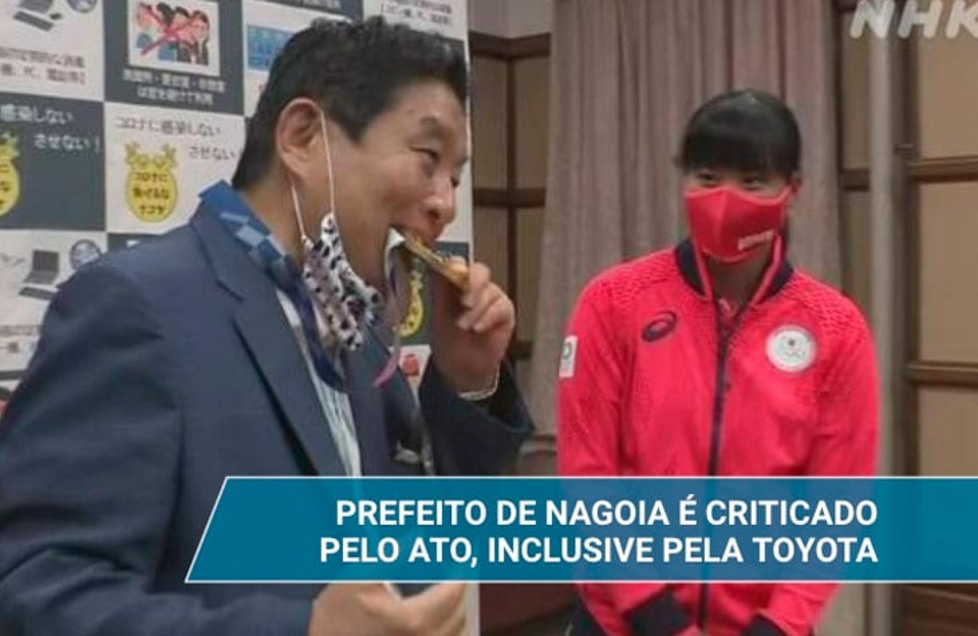 Prefeito de cidade japonesa morde medalha de atleta