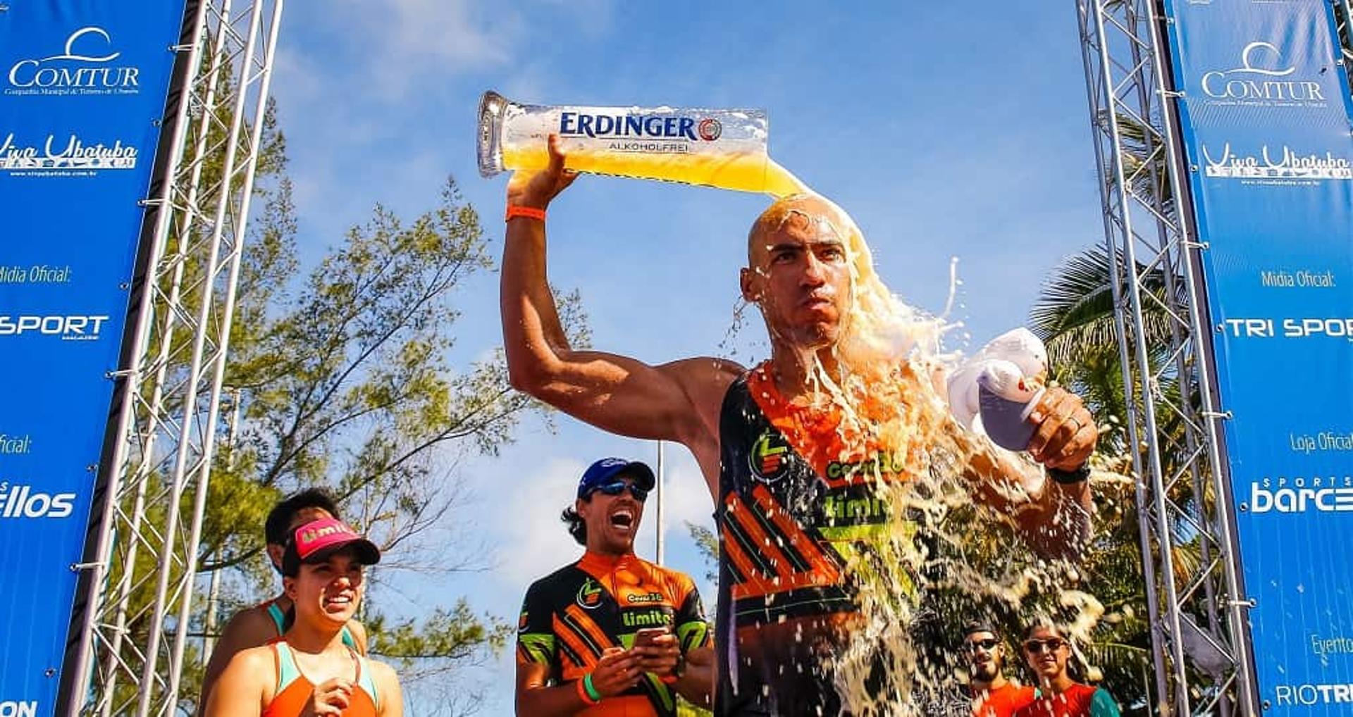 O triatleta Cesar Momesso na chegada da UB515 na edição de 2017. (Foto de Sandra Guedes/Divulgação)