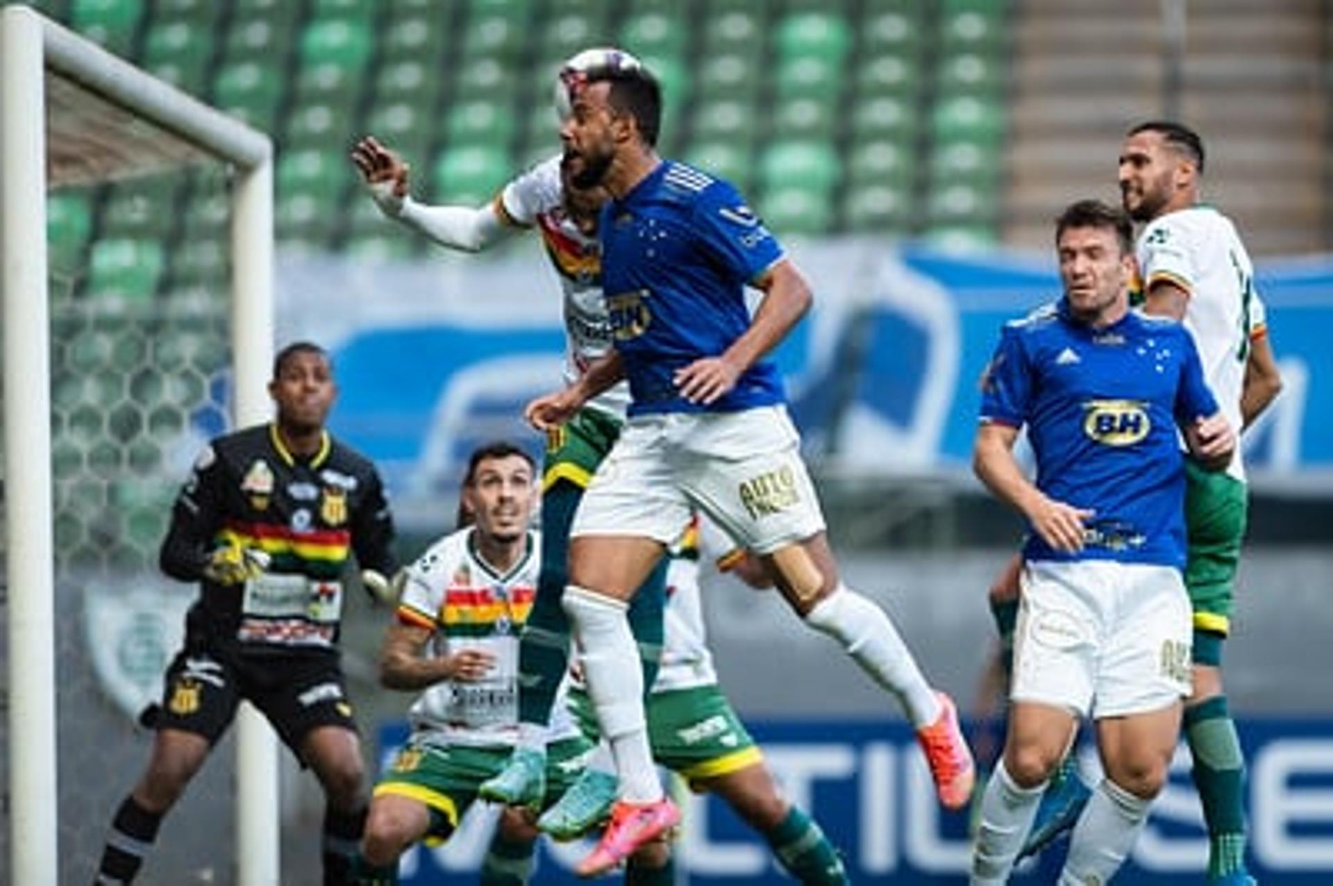 O Cruzeiro segue com um bom volume de jogo, mas a defesa continua a comprometer o desempenho da equipe