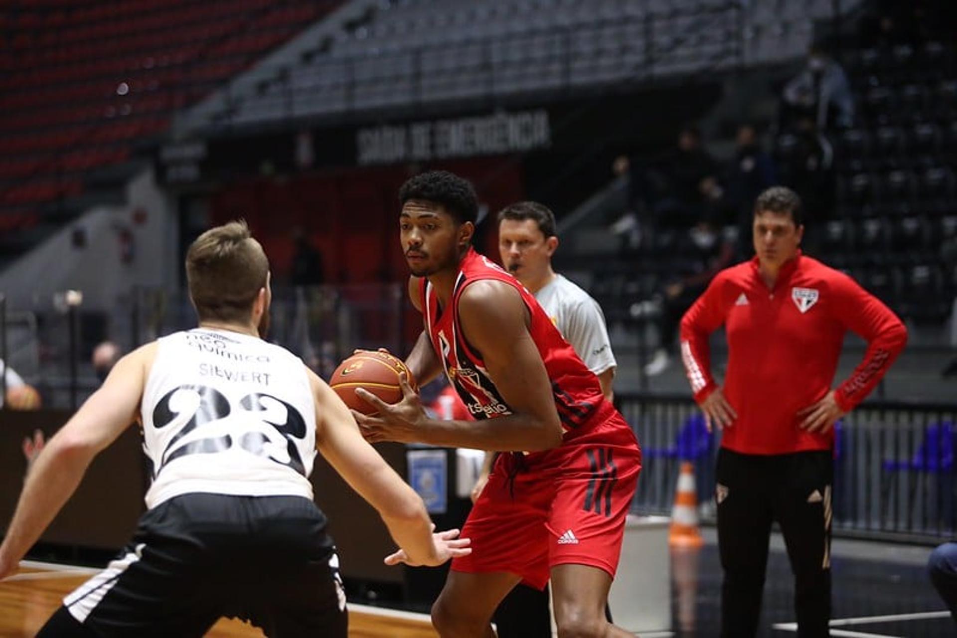 Bruno Caboclo em sua estreia pelo São Paulo, contra o Corinthians