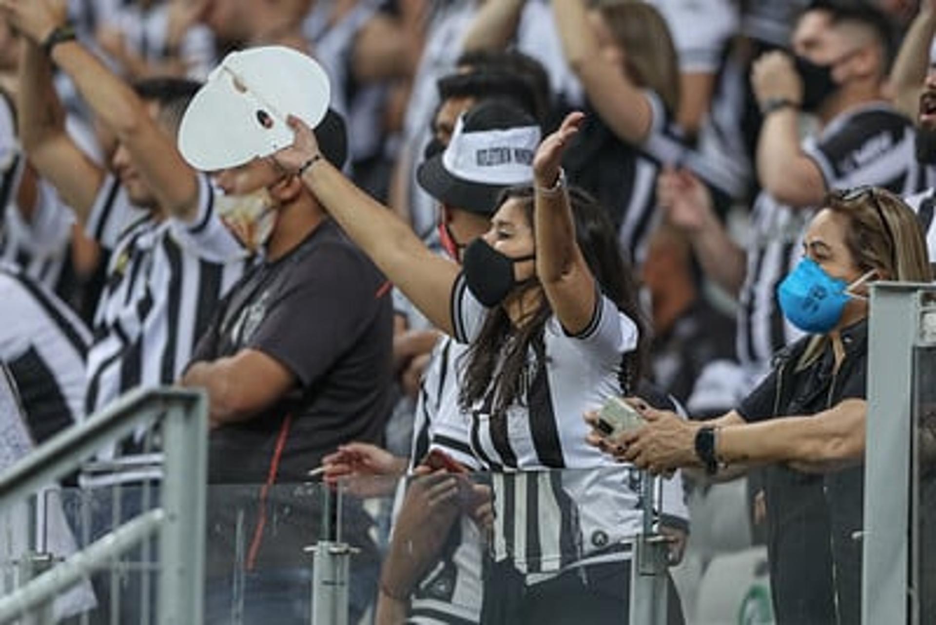 Poucas pessoas respeitaram o protocolo de segurança sanitária contra a Covid-19, usando máscaras dentro do estádio