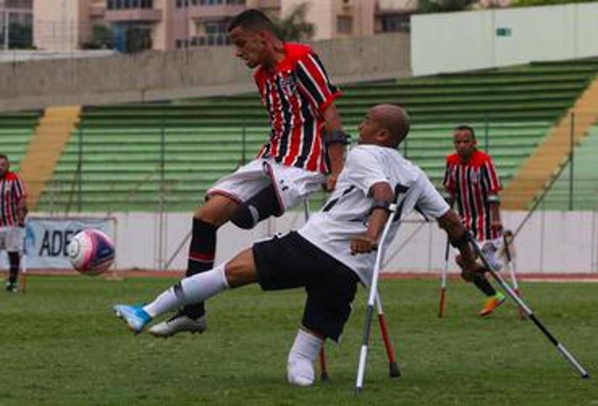 Alex Sandro realizou o sonho de defender o São Paulo no futebol para amputados (Foto: Divlugação/Betfair.net)