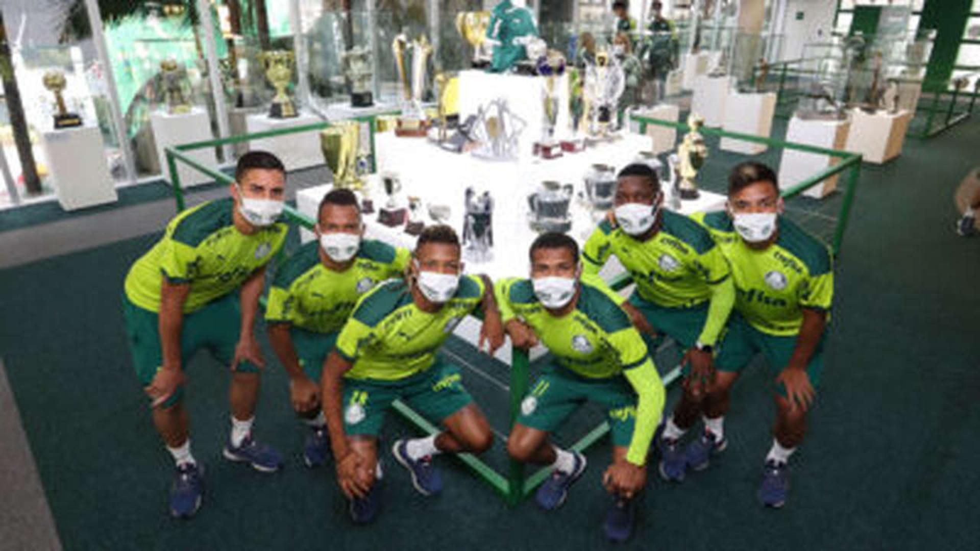 Os jogadores Renan, Gabriel Veron, Danilo, Wesley, Patrick de Paula e Gabriel Menino (E/D), da SE Palmeiras, durante visita a Sala de Troféu, na arena Allianz Parque. (Foto: Cesar Greco)