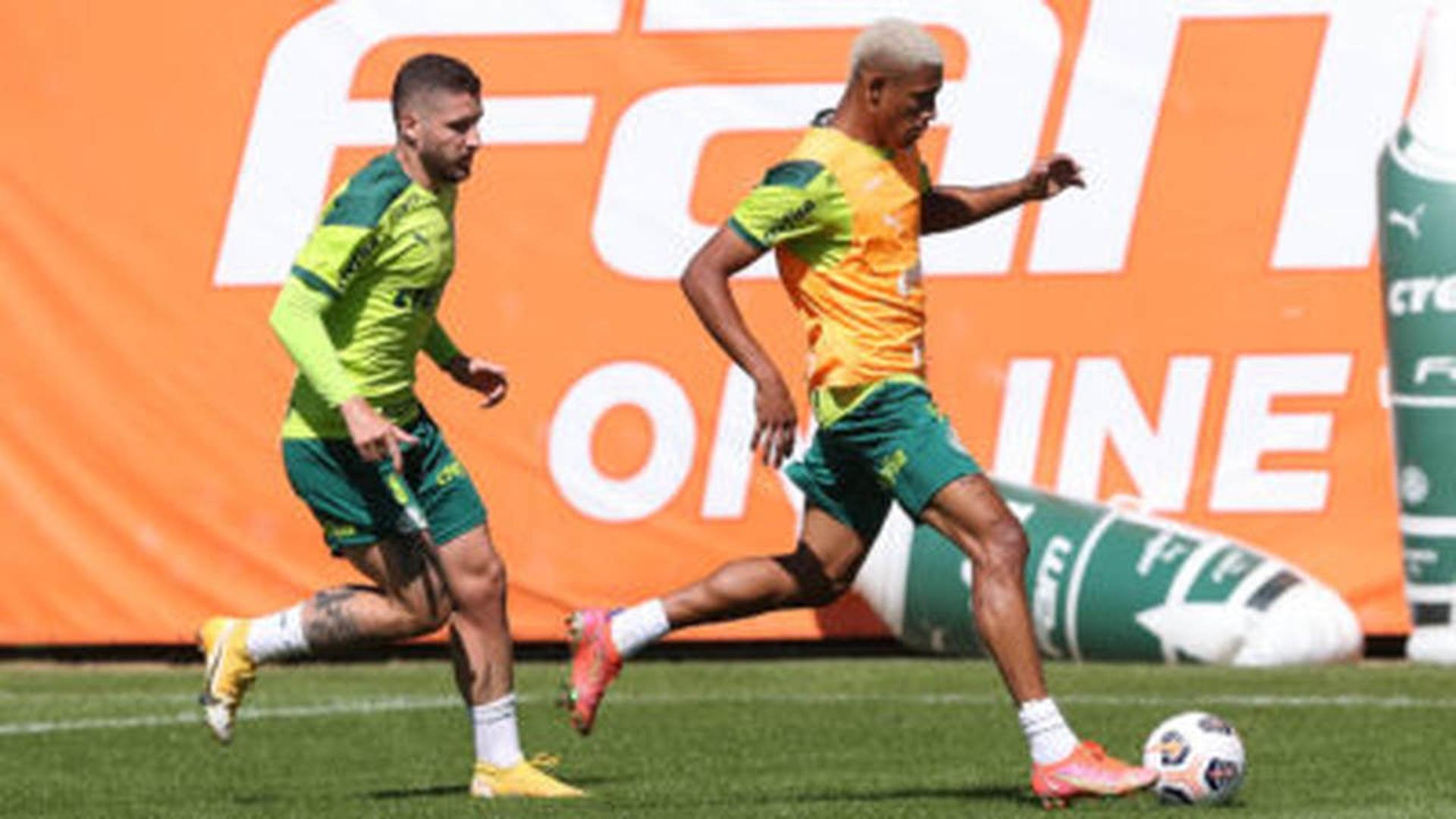 Os jogadores Zé Rafael e Danilo (D), da SE Palmeiras, durante treinamento, na Academia de Futebol. (Foto: Cesar Greco)