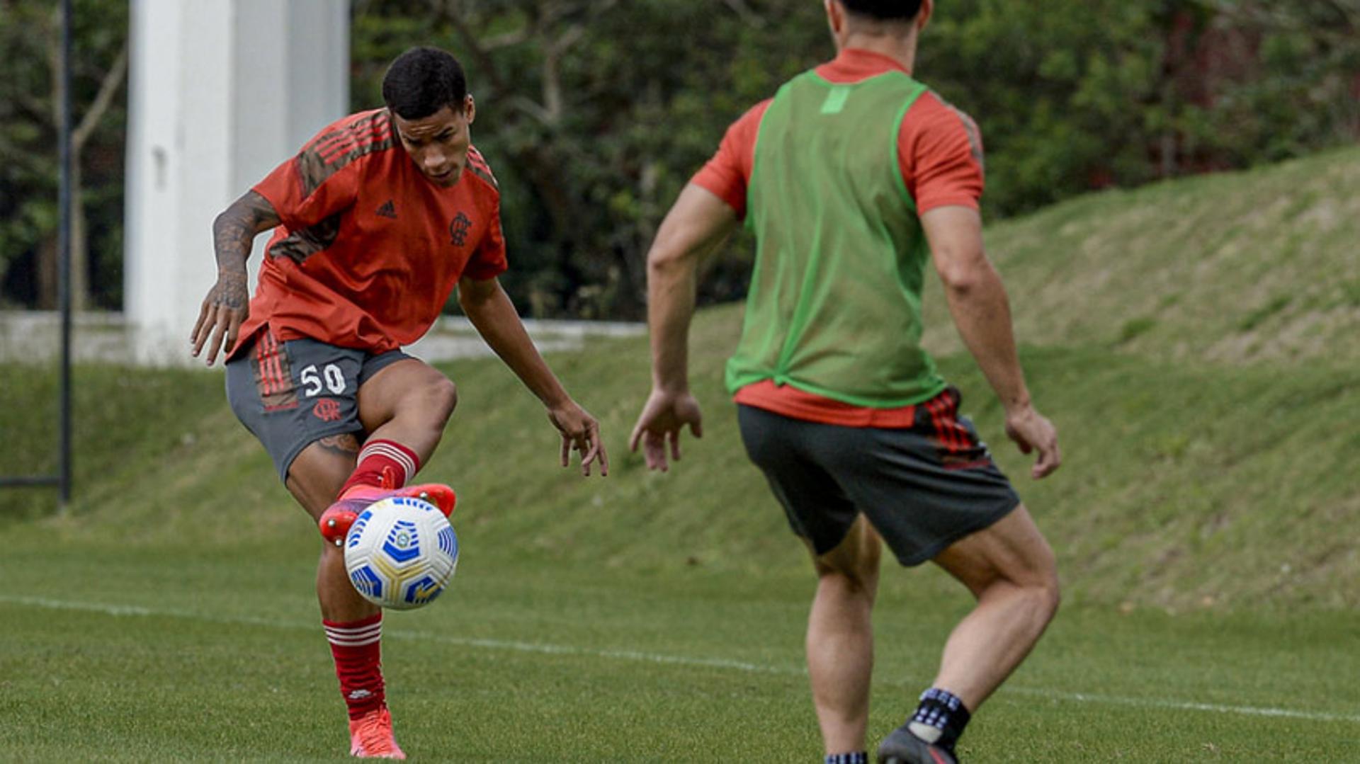 Marcos Paulo, de 18 anos, treinou nesta semana com o grupo. De costas, está Daniel Cabral, também formado no Ninho.