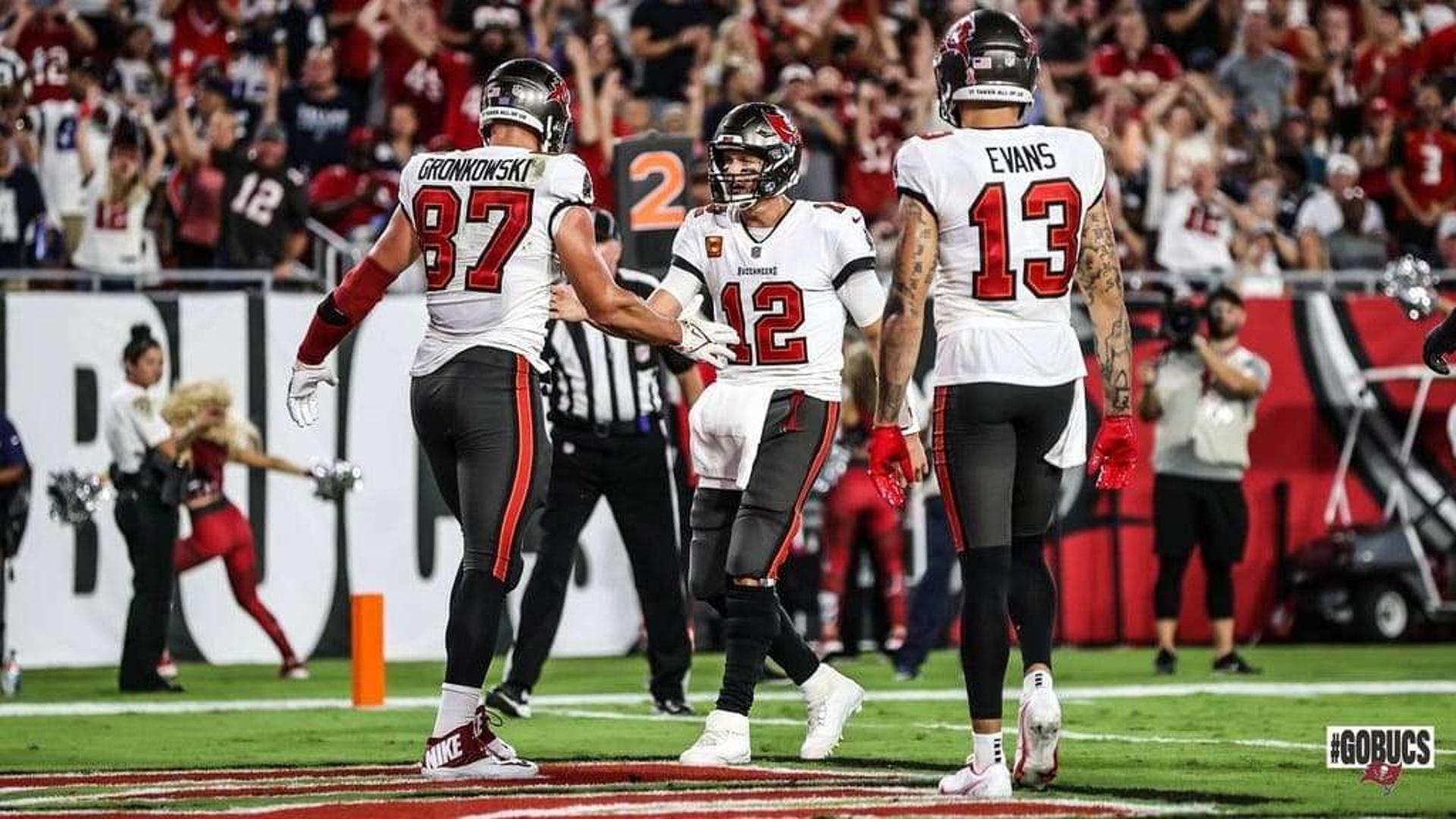 Tom Brady (ao centro) celebra a marcação de touchdown com Rob Gronkowski e Mike Evans. (Reprodução/Twitter/Tampa Bay Buccaneers)