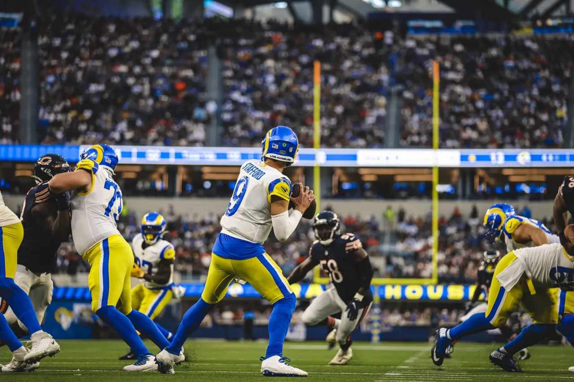 Matt Stafford procura um recebedor livre em sua estreia pelos Rams