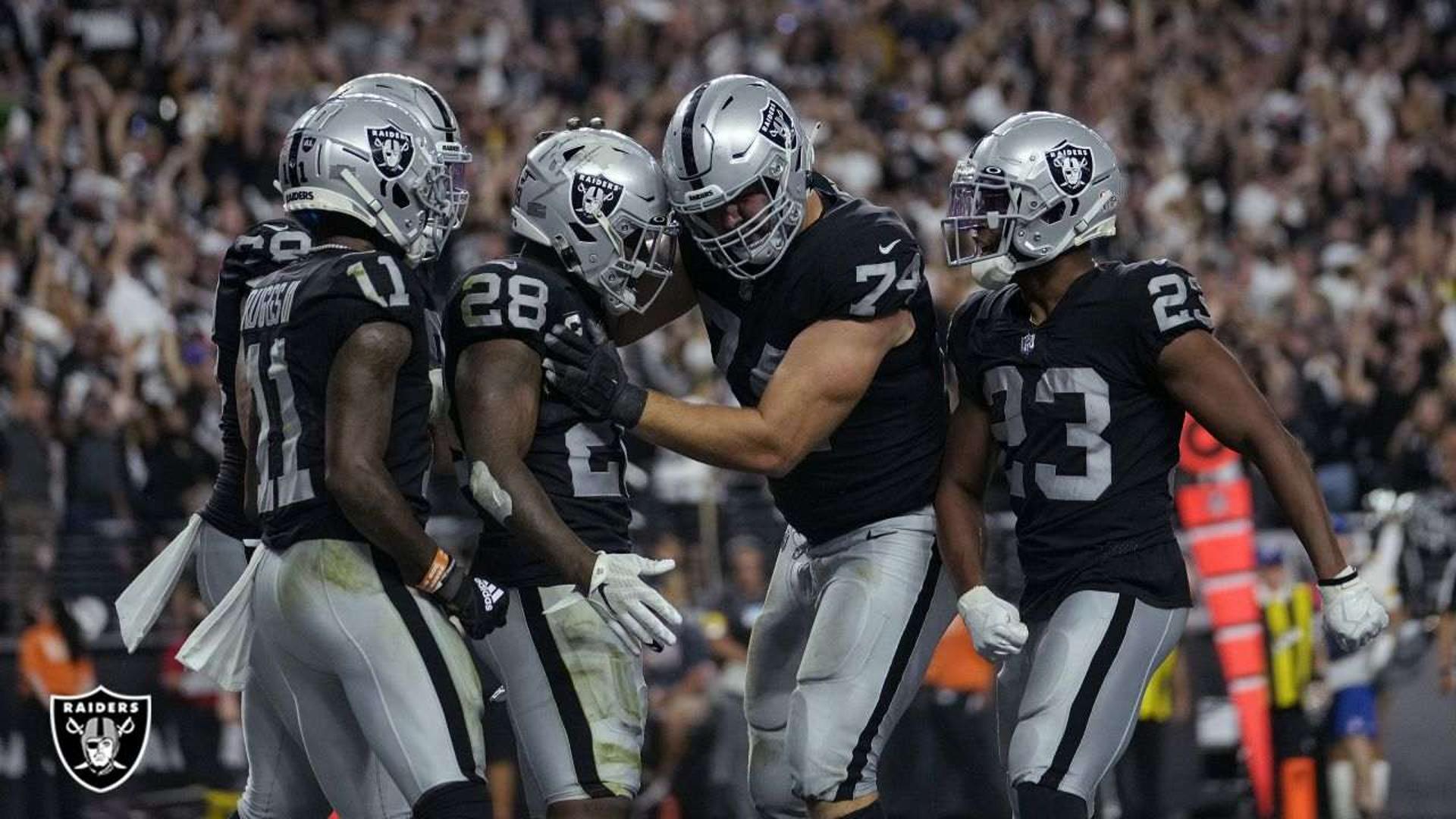 Jogadores do Las Vegas Raiders celebram touchdown durante vitória sobre o Baltimore Ravens