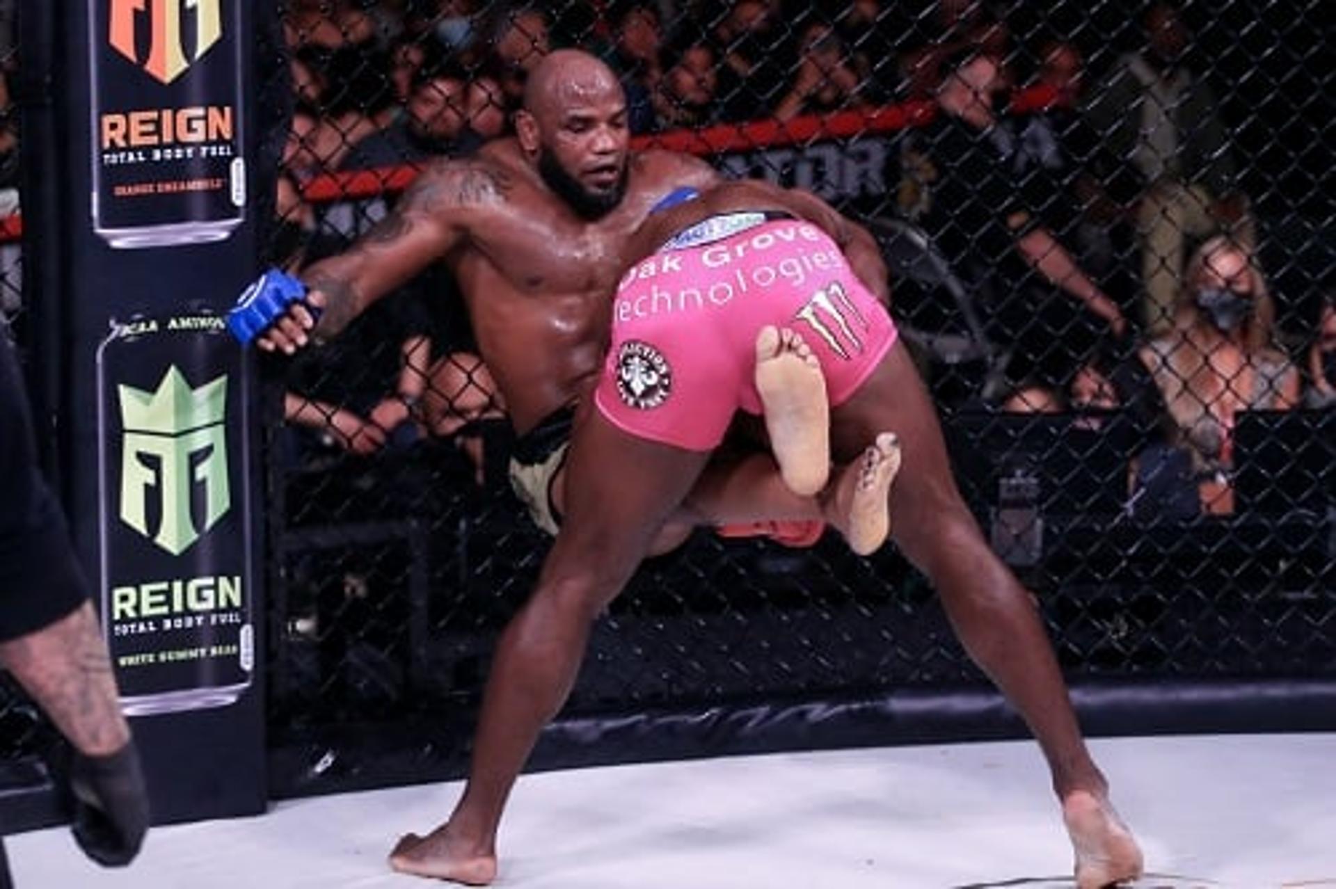 Davis venceu a luta principal por decisão dividida contra Romero (Foto: Divulgação/Bellator))