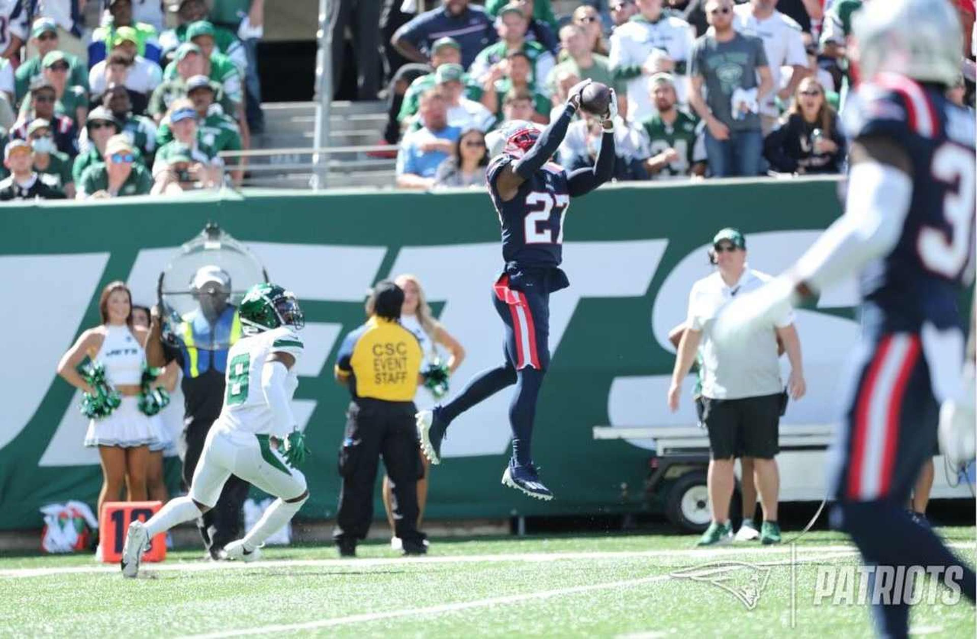 J.C.Jackson sobe para interceptar Zack Wilson durante triunfo do New England Patriots sobre o New York Jets