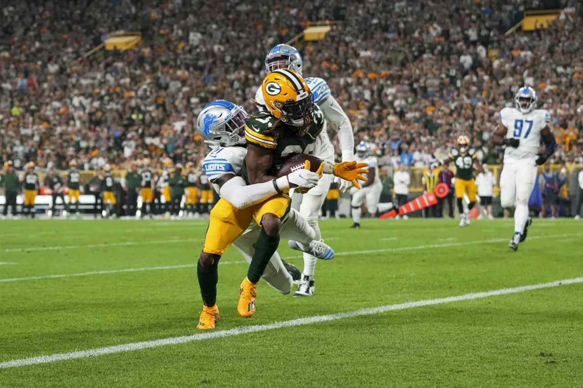 Aaron Jones luta contra a defesa em performance brilhante contra os Lions